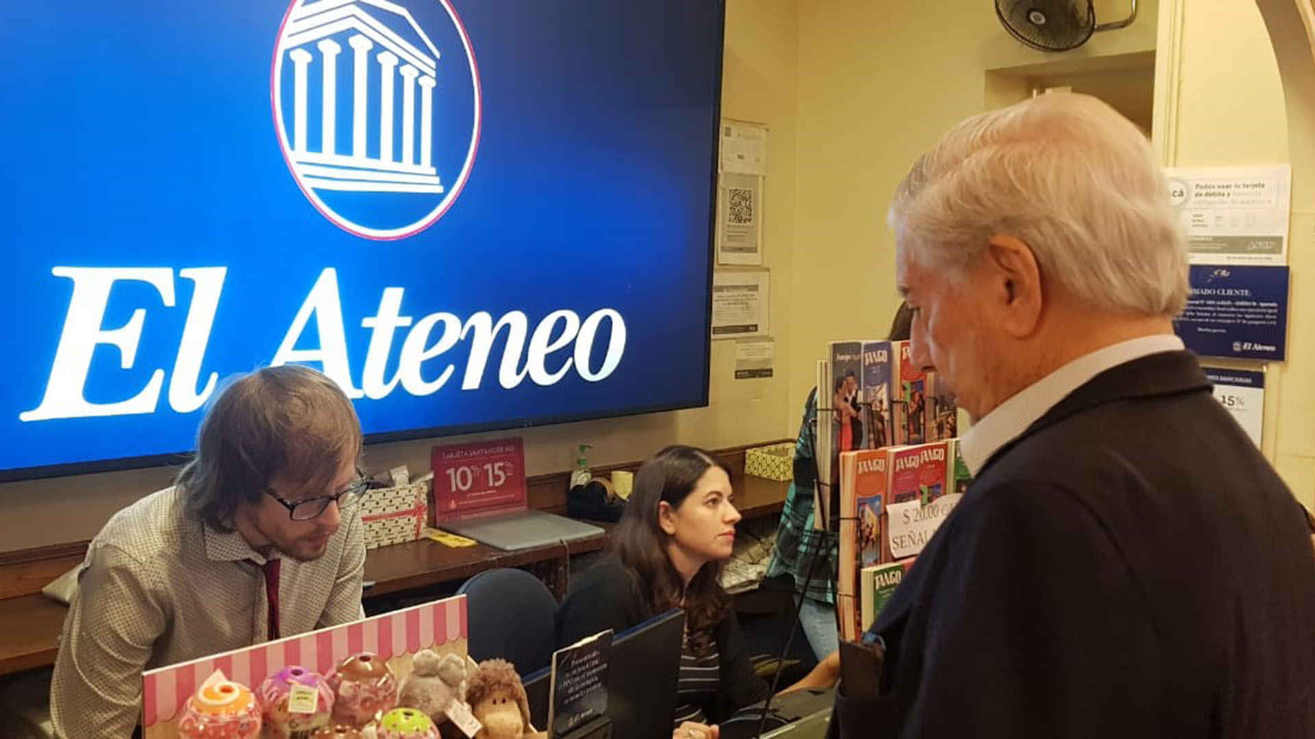 Tras una hora y medio de recorrido por los anaqueles de la librería Ateneo Gran Splendid, Mario Vargas Llosa compró dos tomos de las obras de su admirado Jorge Luis Borges