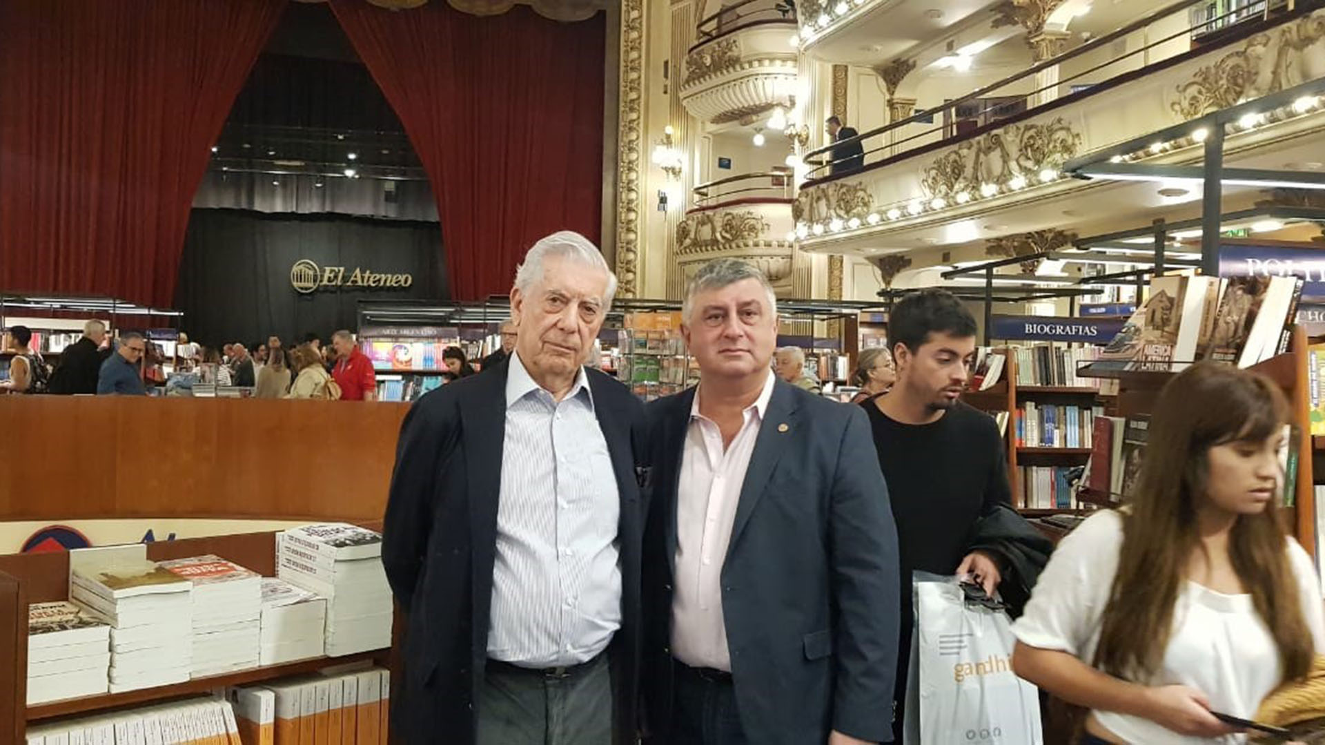Junto a su amigo Gerardo Bongiovanni, el escritor peruano cumplió esta mañana con uno de sus ritos porteños