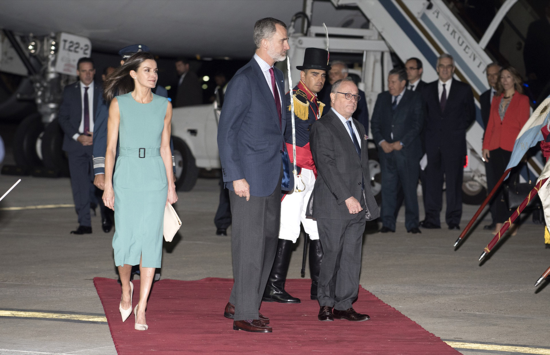 Letizia aterrizó en Buenos Aires con un diseño verde agua de Hugo Boss.