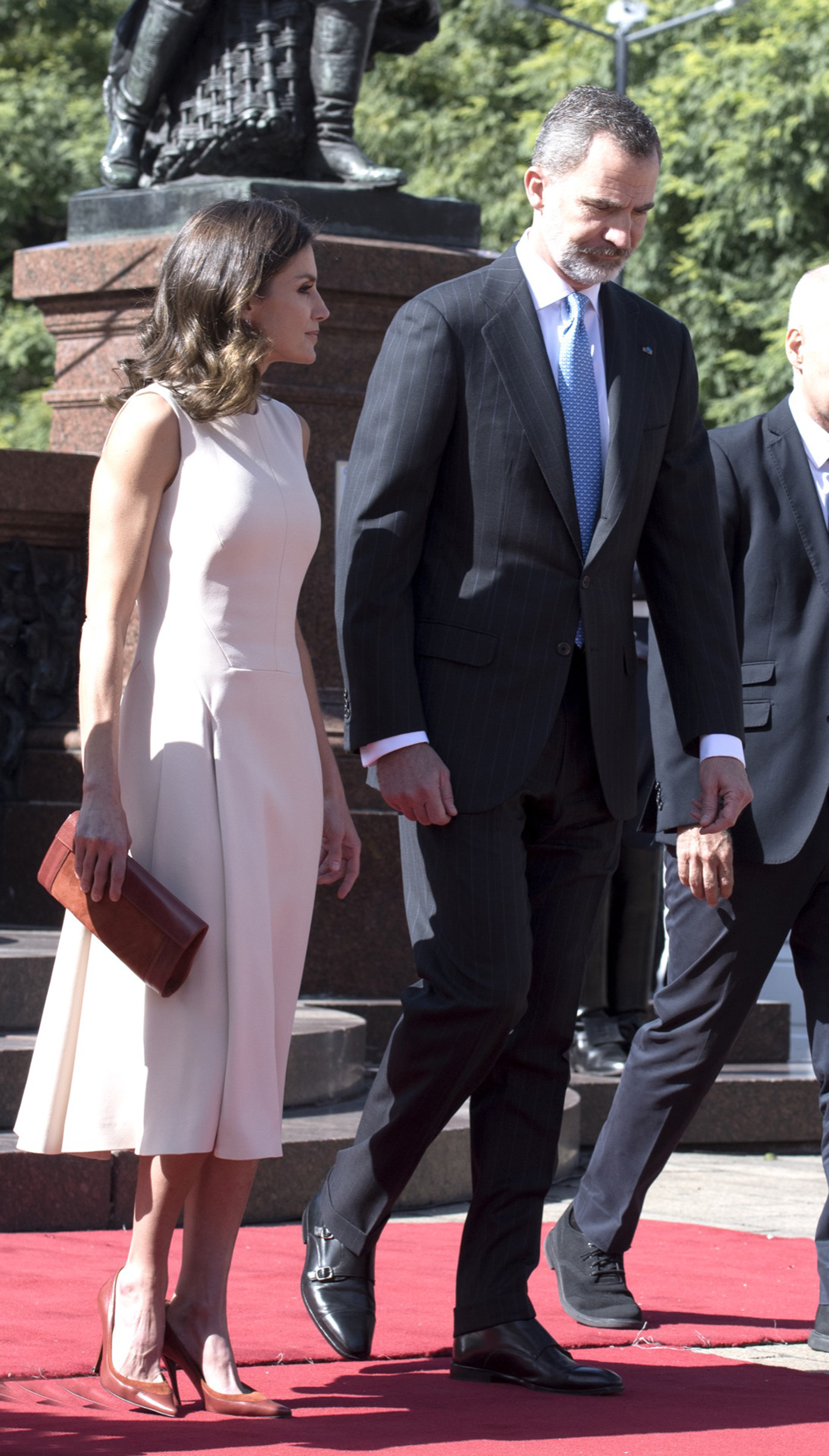 Para el primer encuentro con Mauricio Macri y Juliana Awada, Letizia eligió vestirse de color tiza.