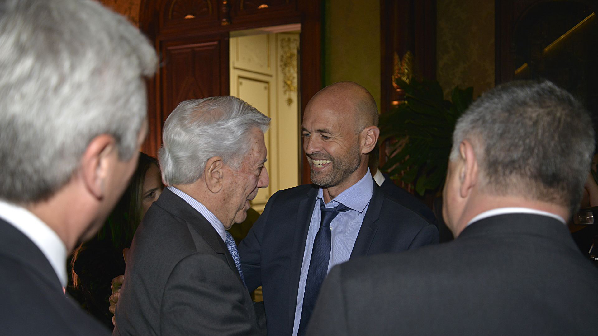 El saludo entre Mario Vargas Llosa y el ministro de Transporte, Guillermo Dietrich