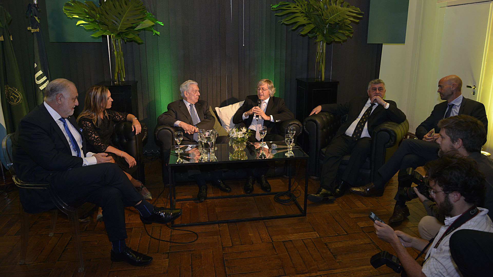 Mario Vargas Llosa durante la charla íntima que mantuvo junto a Juan Carlos Rabbat, presidente de la Universidad Siglo 21; María Belén Mendé, rectora de la Universidad Siglo 21; el empresario Alejandro Roemmers; Gerardo Bongiovanni, director de la Fundación Internacional para la Libertad (FIL), y el ministro de Transporte, Guillermo Dietrich
