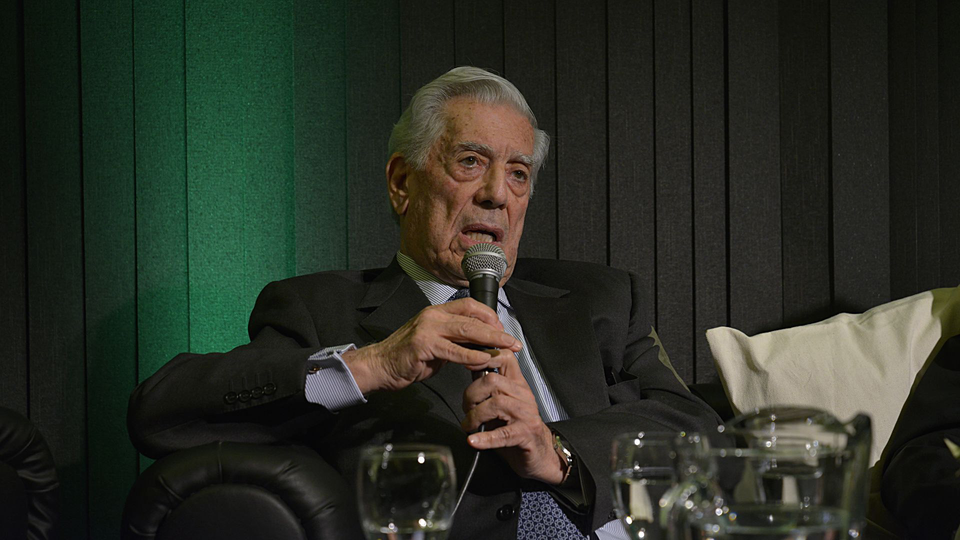 A través de distintas preguntas, Mario Vargas Llosa analizó el panorama político internacional y, en especial, el de la Argentina