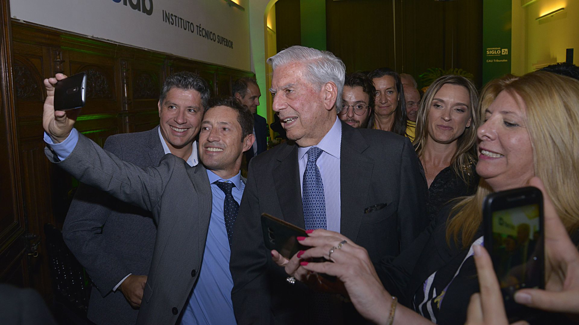 A la salida, Mario Vargas Llosa dejó que los invitados le tomaran selfies