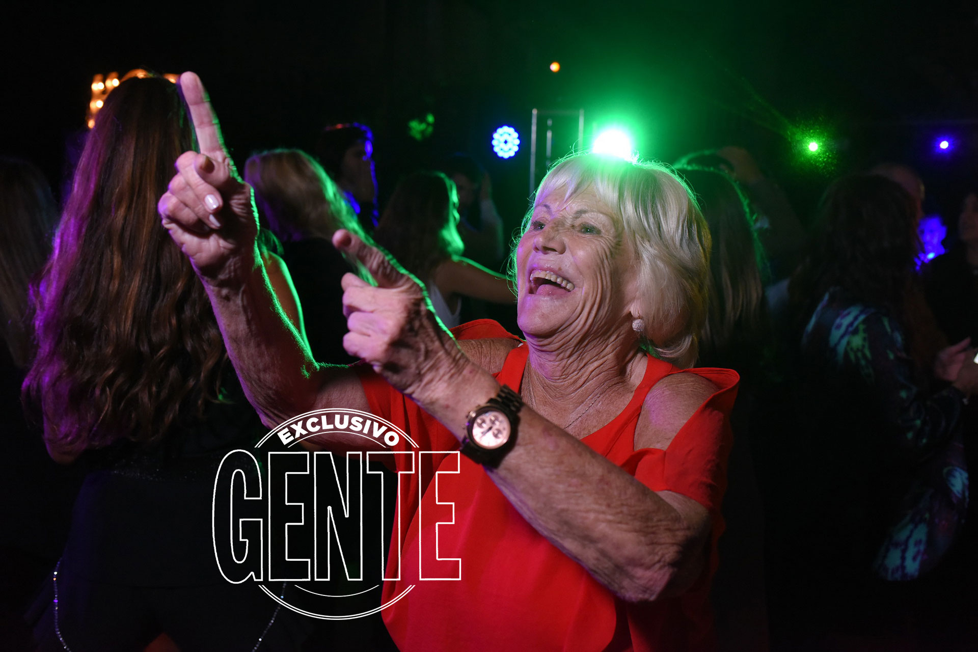 Divertida, Dora, la mamá de Yanina, a puro dancing.