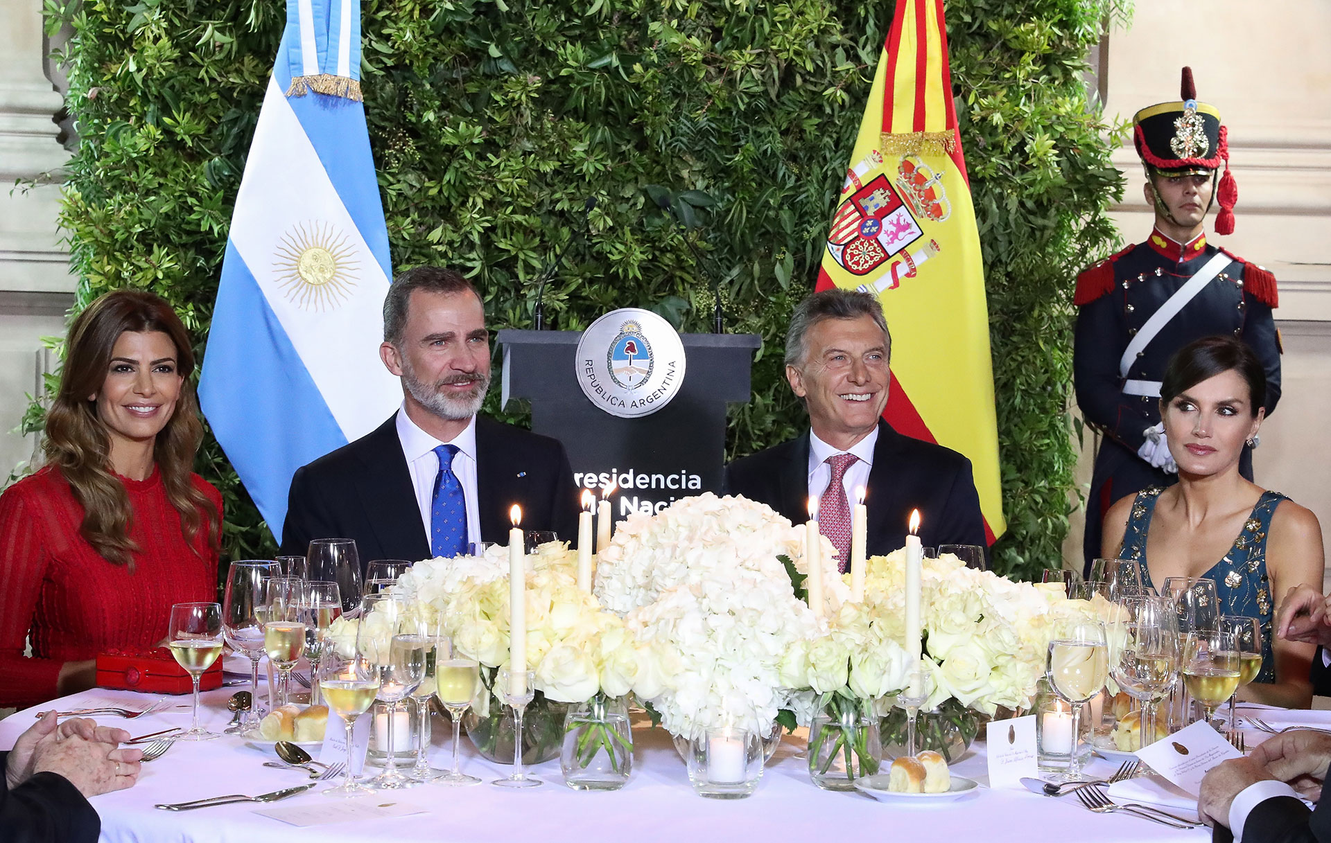 La primera dama Juliana Awada, el rey Felipe VI, el presidente Mauricio Macri y la reina Letizia Ortíz en la mesa principal. Foto: Presidencia de la Nación