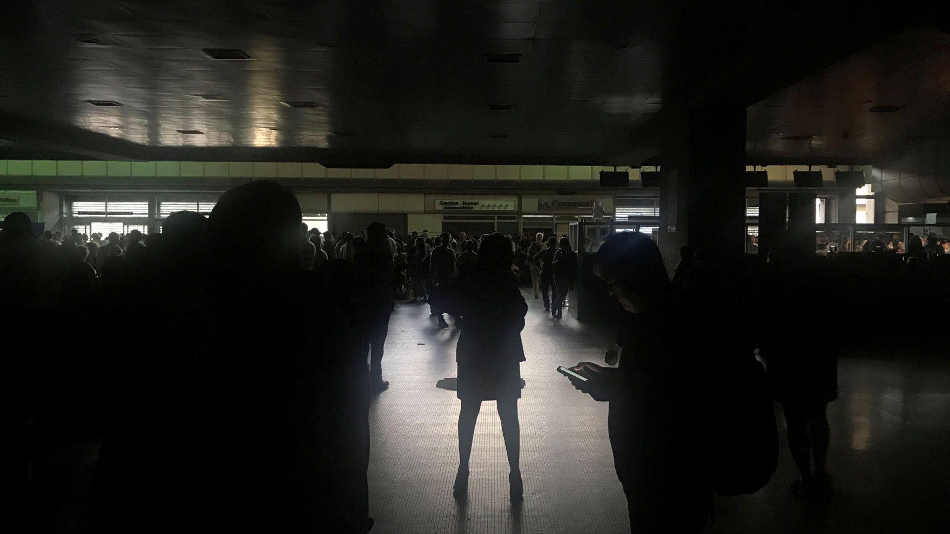 Pasajeros durante un apagón en el aeropuerto internacional Simón Bolívar en Caracas, Venezuela el 25 de marzo de 2019. (Reuters)