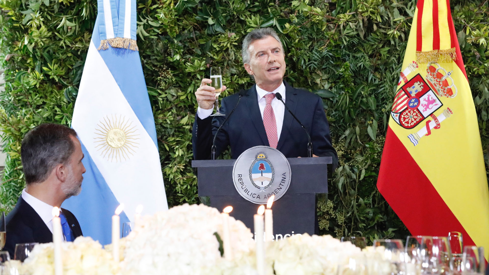 La palabras del presidente frente a los 400 invitados de honor. La llegada de los reyes al CCK.