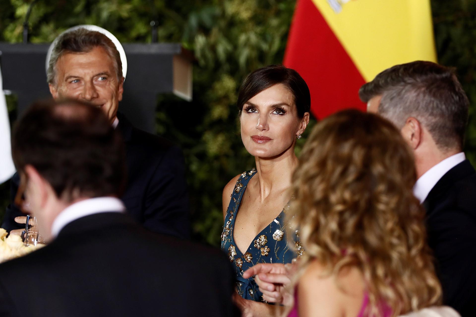 Letizia sentada al lado de Mauricio Macri.