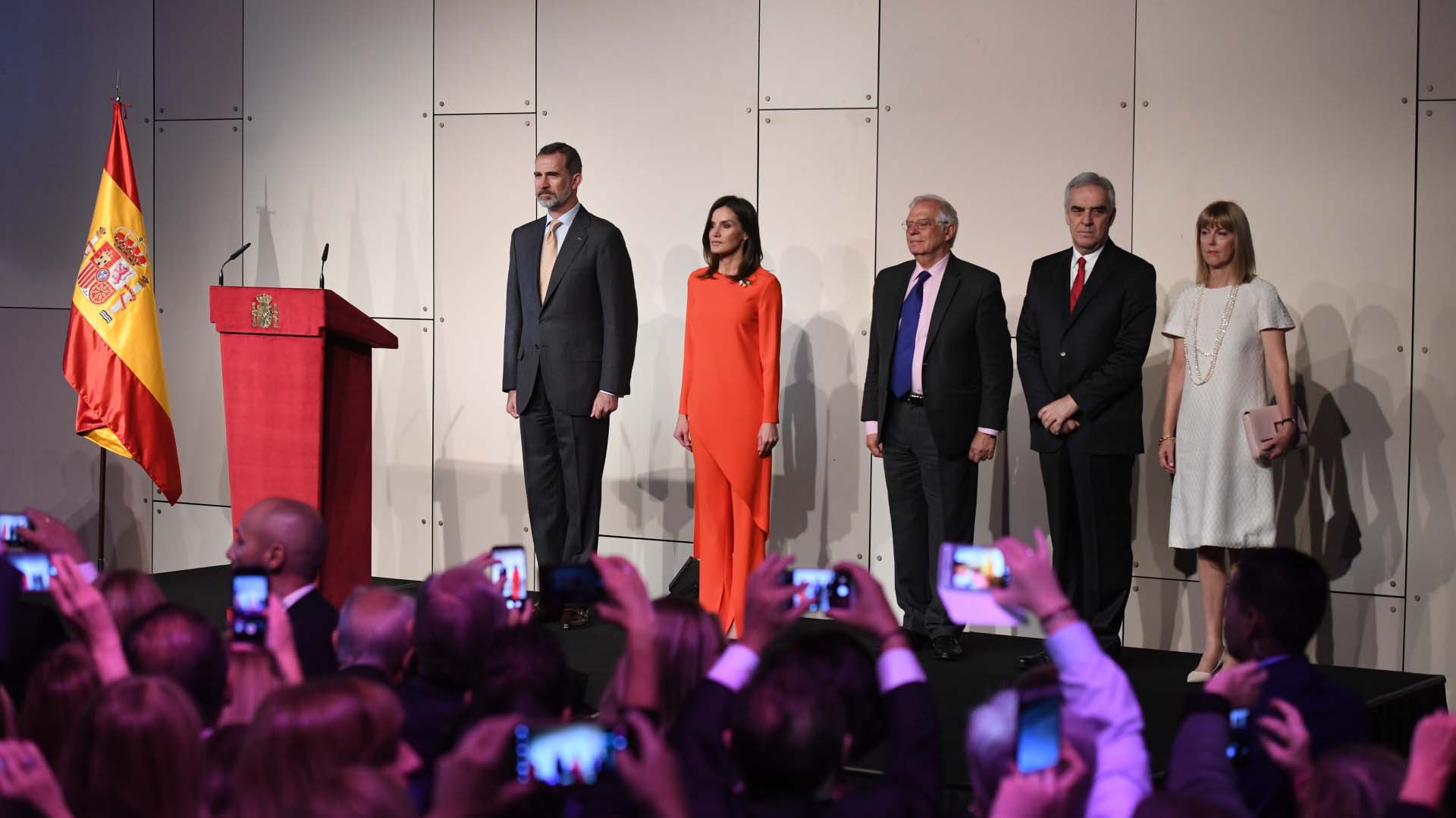 Sobre el escenario, los reyes de España junto al embajador español Francisco Javier Sandomingo Núñez, y su esposa