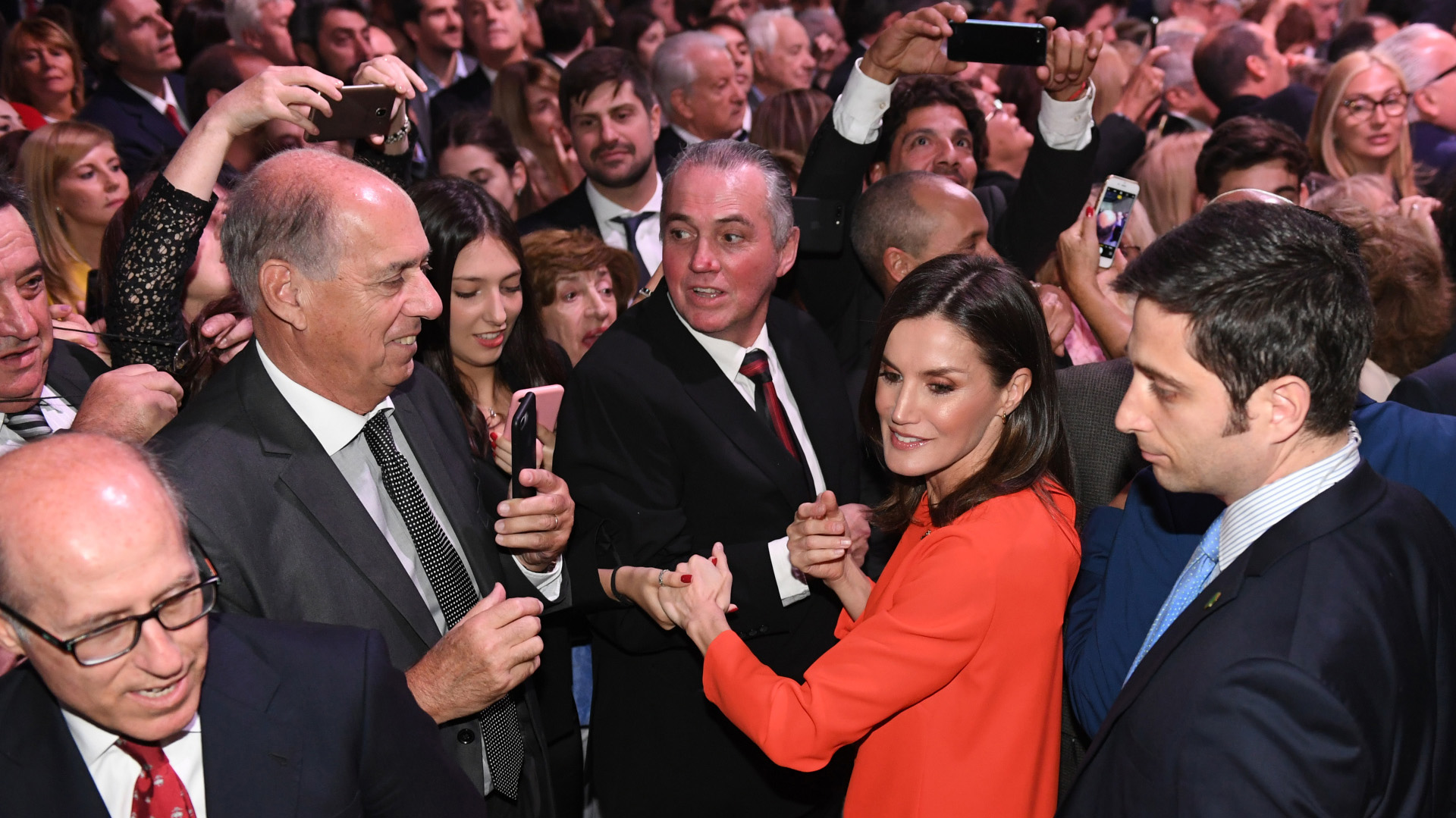 Letizia Ortiz se mostró cercana y saludó uno por uno a los presentes
