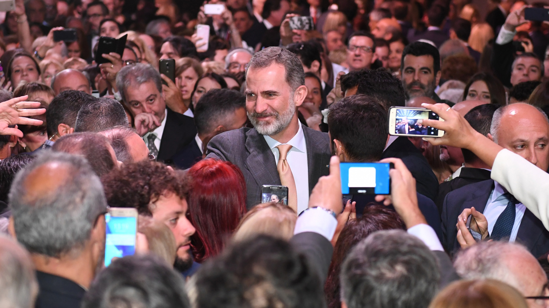 Todos querían tomar una foto con el rey de España