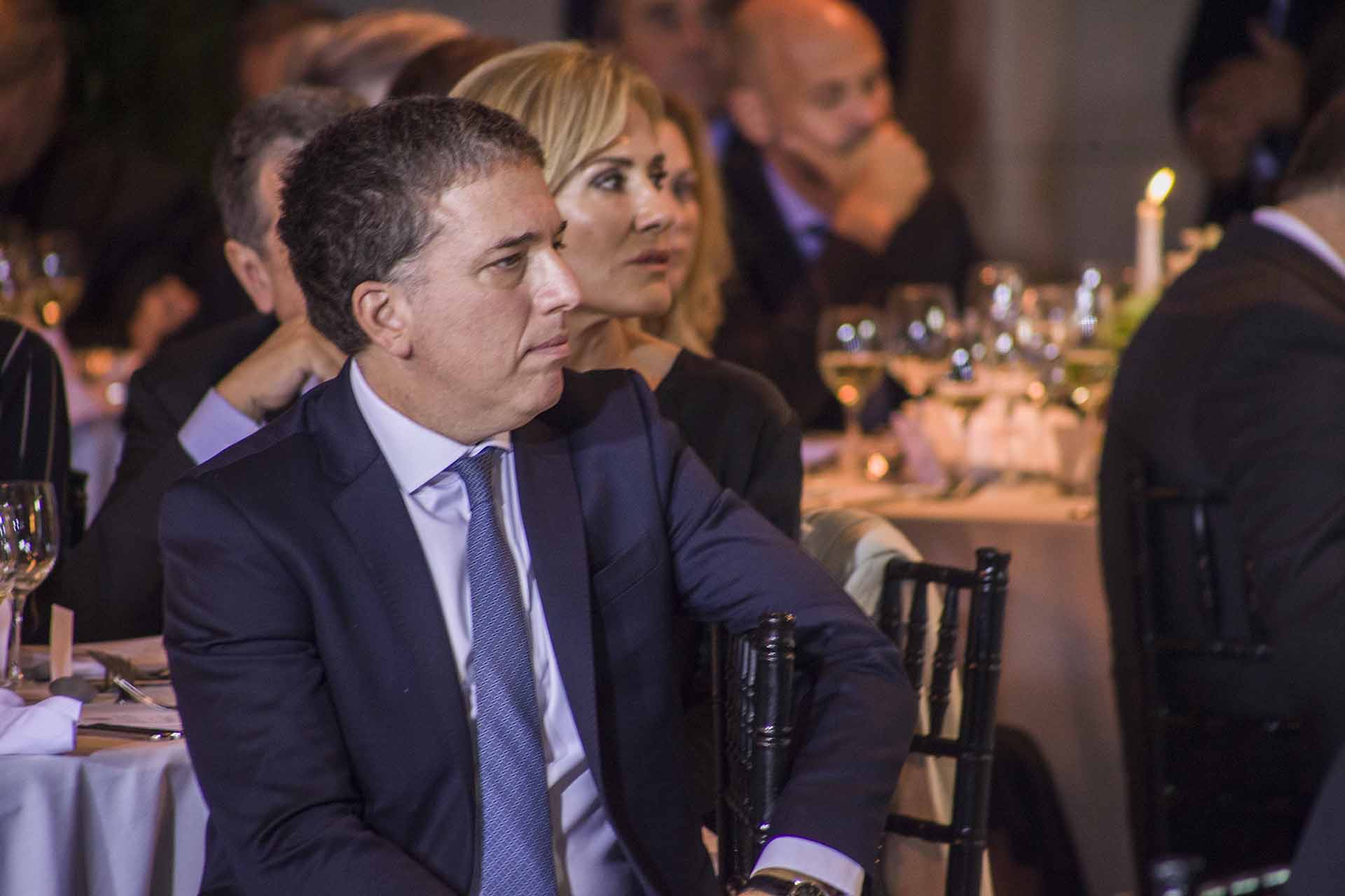 El ministro de Hacienda, Nicolas Dujovne sentado en la mesa 2