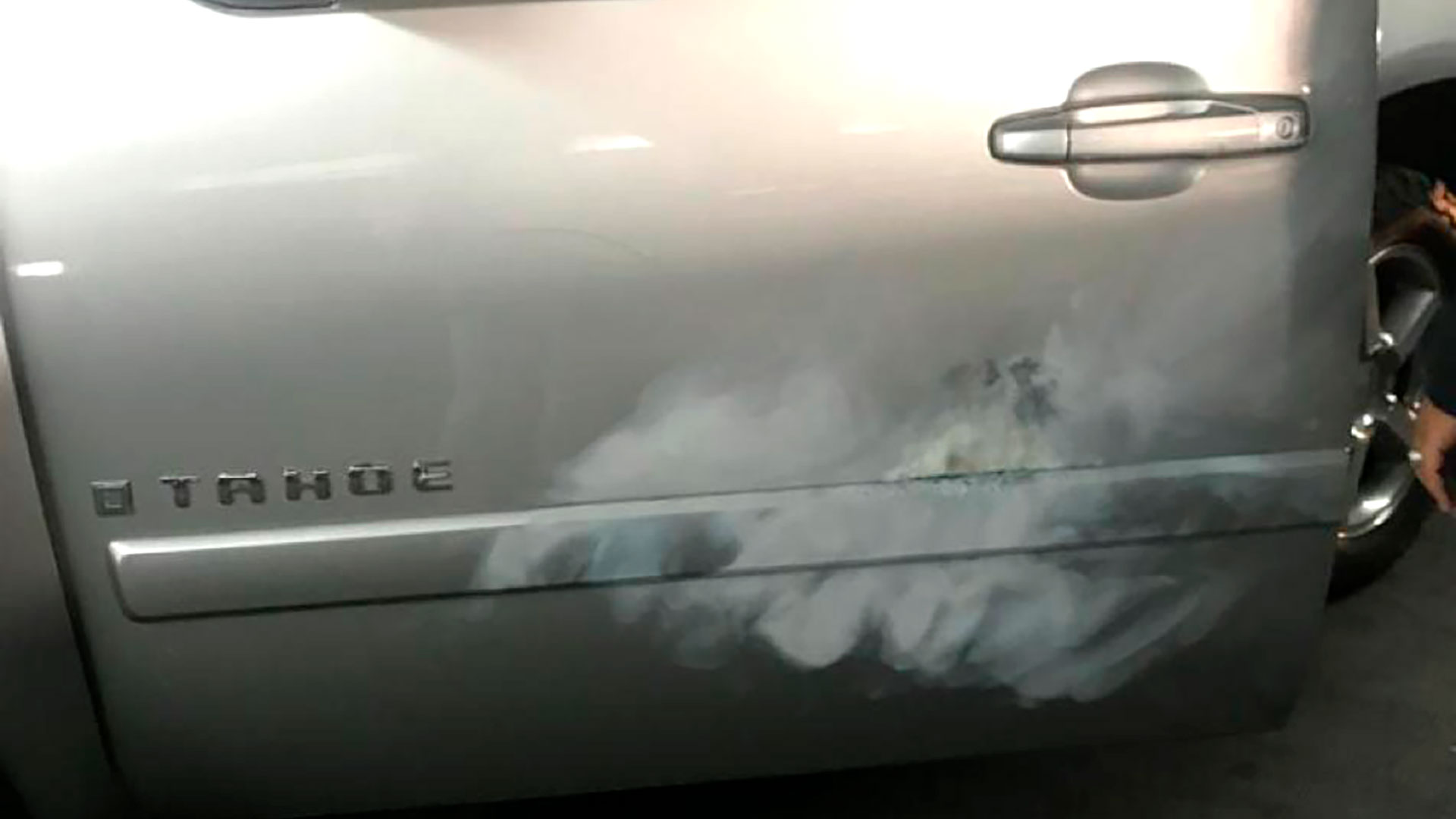 Así quedó el auto que llevaba a Guaidó tras el ataque