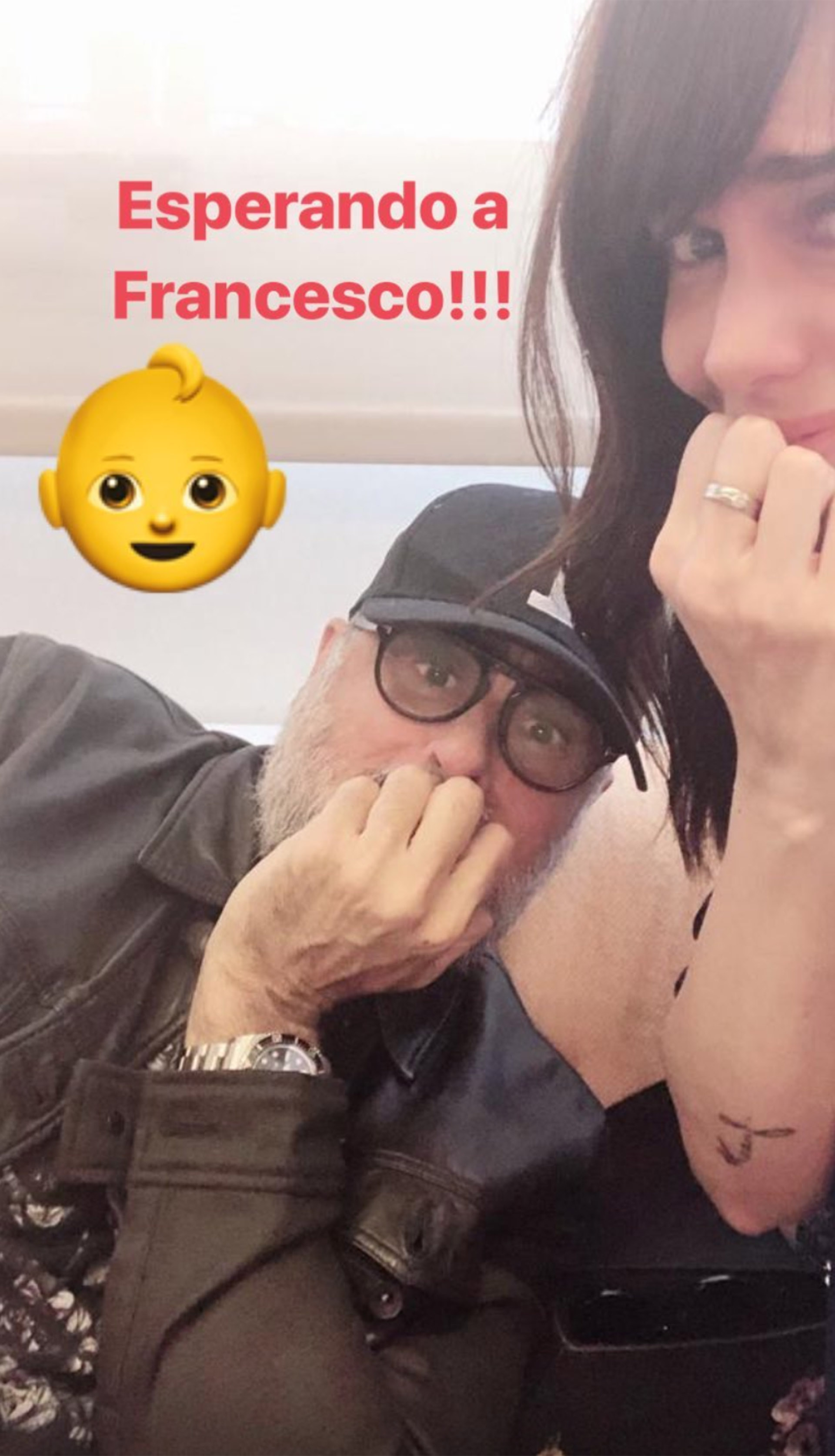 El conductor compartió en Instagram una foto junto a su novia mientras esperaba afuera del quirófano la llegada de su primer nieto