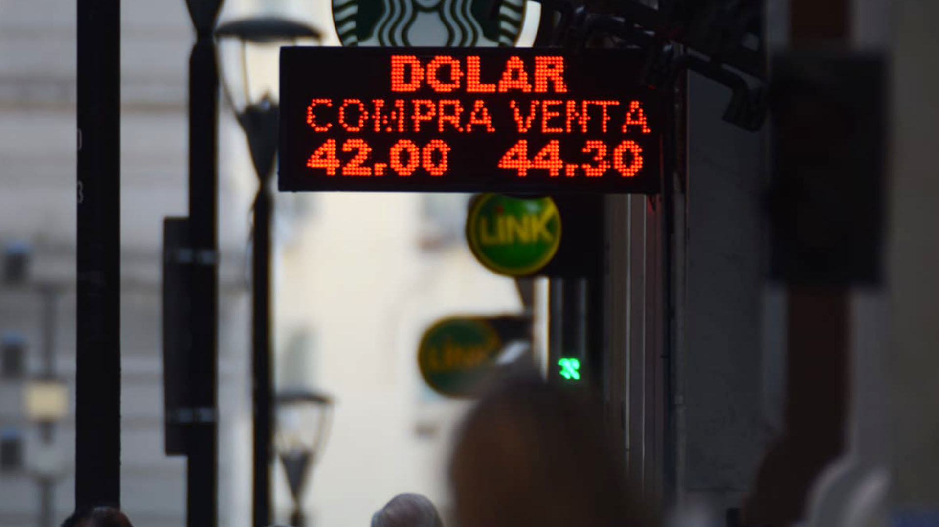 Sube el dólar por segunda jornada consecutiva (Foto: Franco Fafassuli)