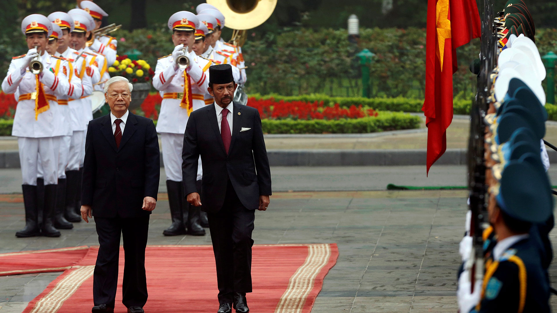 El sultán de Brunei Hassanal Bolkiah (der.) junto al presidente de Vietnam Nguyen Phu Trong días atrás en Hanoi (Foto: REUTERS/Kham)