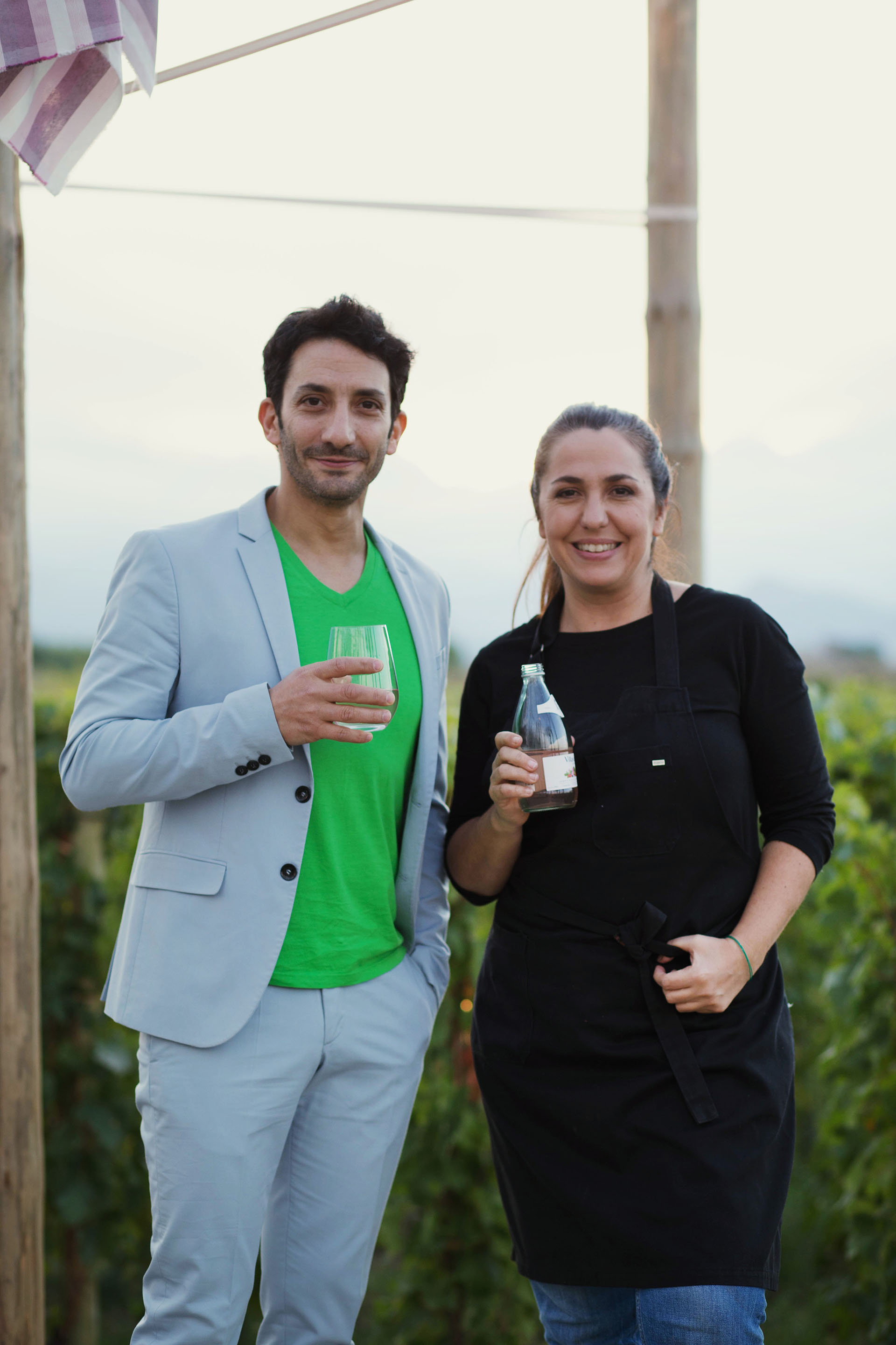 Narda y Juan Minujín degustando Villavicencio de Autor pomelo y rosa mosqueta. (Josefina Lopez)