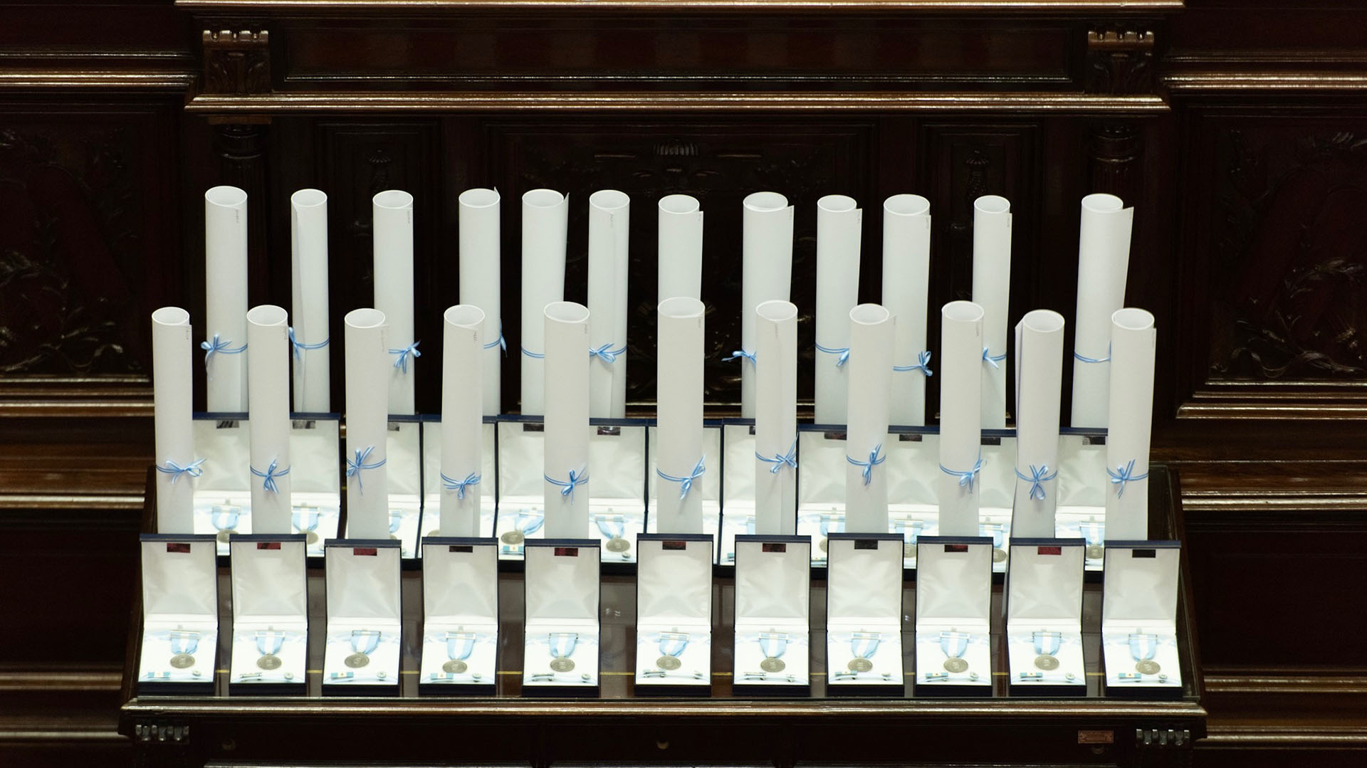 Los diplomas y las medallas de los 23 veteranos de Malvinas que participaron de las misiones secretas en los aviones Hércules (Fotos Adrián Escandar)