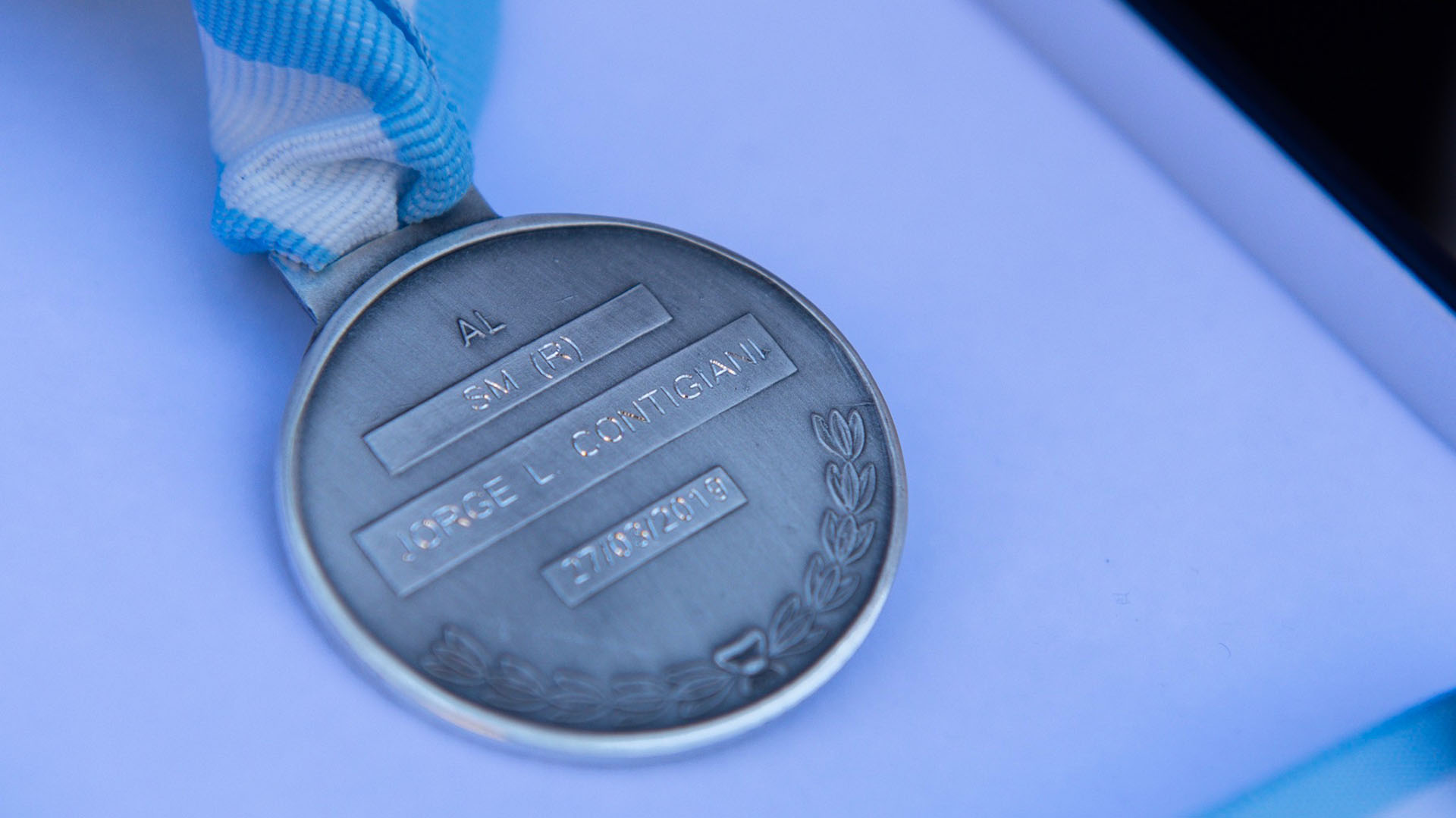 La medalla del fallecido suboficial Jorge Luis Contigiani