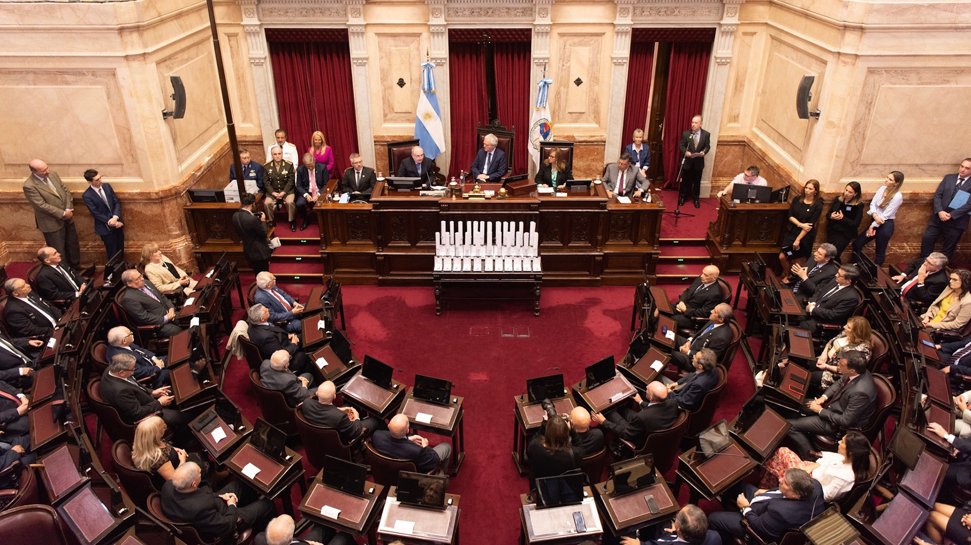 El recinto de sesiones de la Cámara de Senadores modificó su dinámica para rendir homenaje a los veteranos de la Guerra de Malvinas