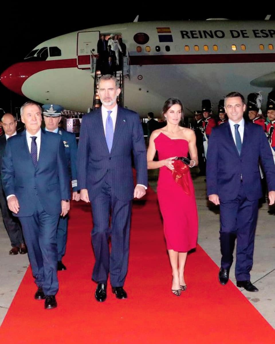 Vestida como estuvo en el cocktail, Letizia voló hacia Córdoba junto a su marido.