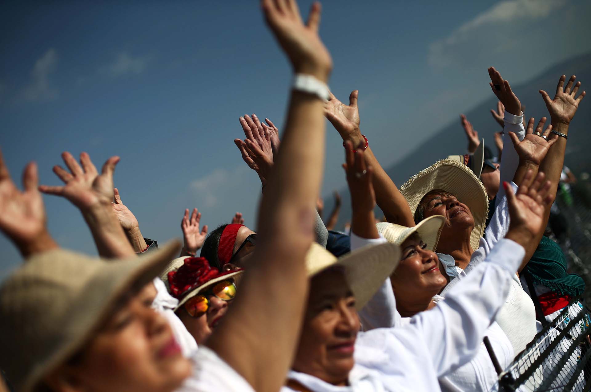 Mujeres extienden sus brazos hacia el sol para dar la bienvenida al equinoccio de primavera en la Pirámide del Sol en la ciudad prehispánica de Teotihuacan, en las afueras de la Ciudad de México, el 21 de marzo (Foto: REUTERS / Edgard Garrido)