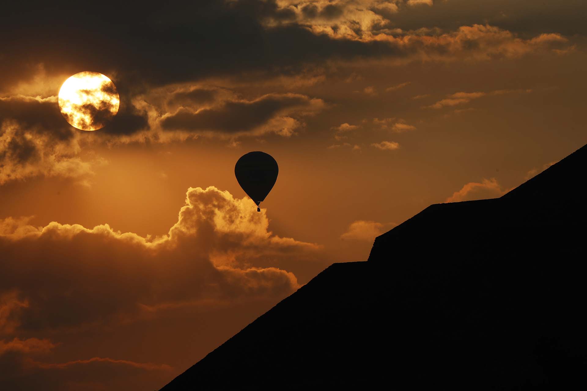 Un globo aerostático vuela cerca de la Pirámide del Sol en Teotihuacan, México, en el equinoccio de primavera, el pasado jueves 21 de marzo (Foto: AP / Marco Ugarte)