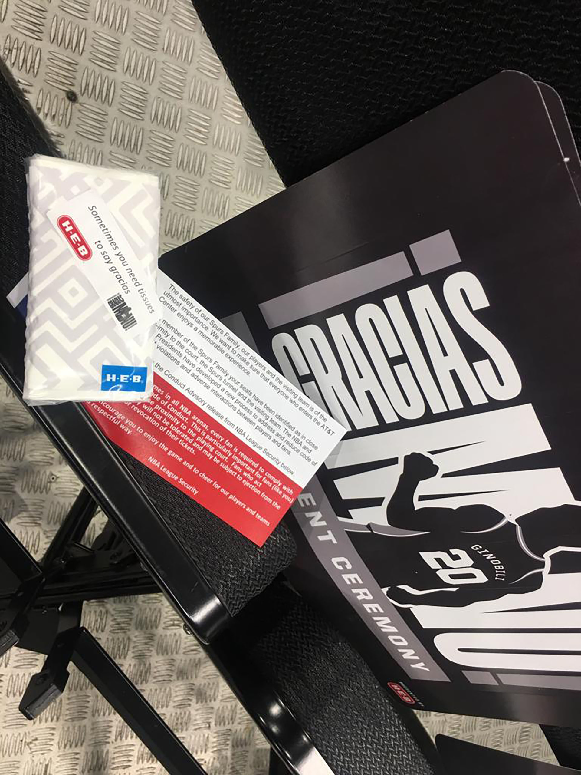 Las pancartas y los pañuelos descartables para que los hinchas emocionados sequen sus lágrimas