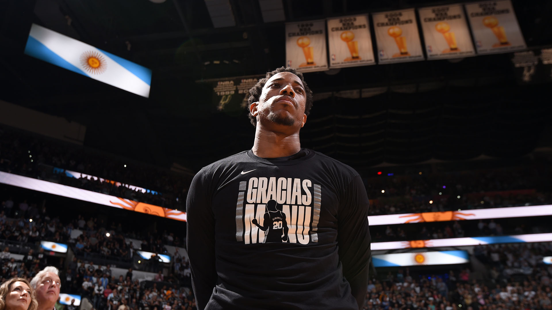 DeMar DeRozan # 10 de los San Antonio Spurs durante el Himno Nacional antes de un juego contra los Cleveland Cavaliers