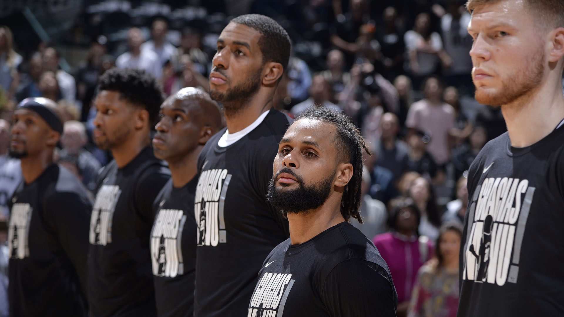 El plantel, uniformado con una remera de Ginóbili (Foto: Getty Images/ AFP)