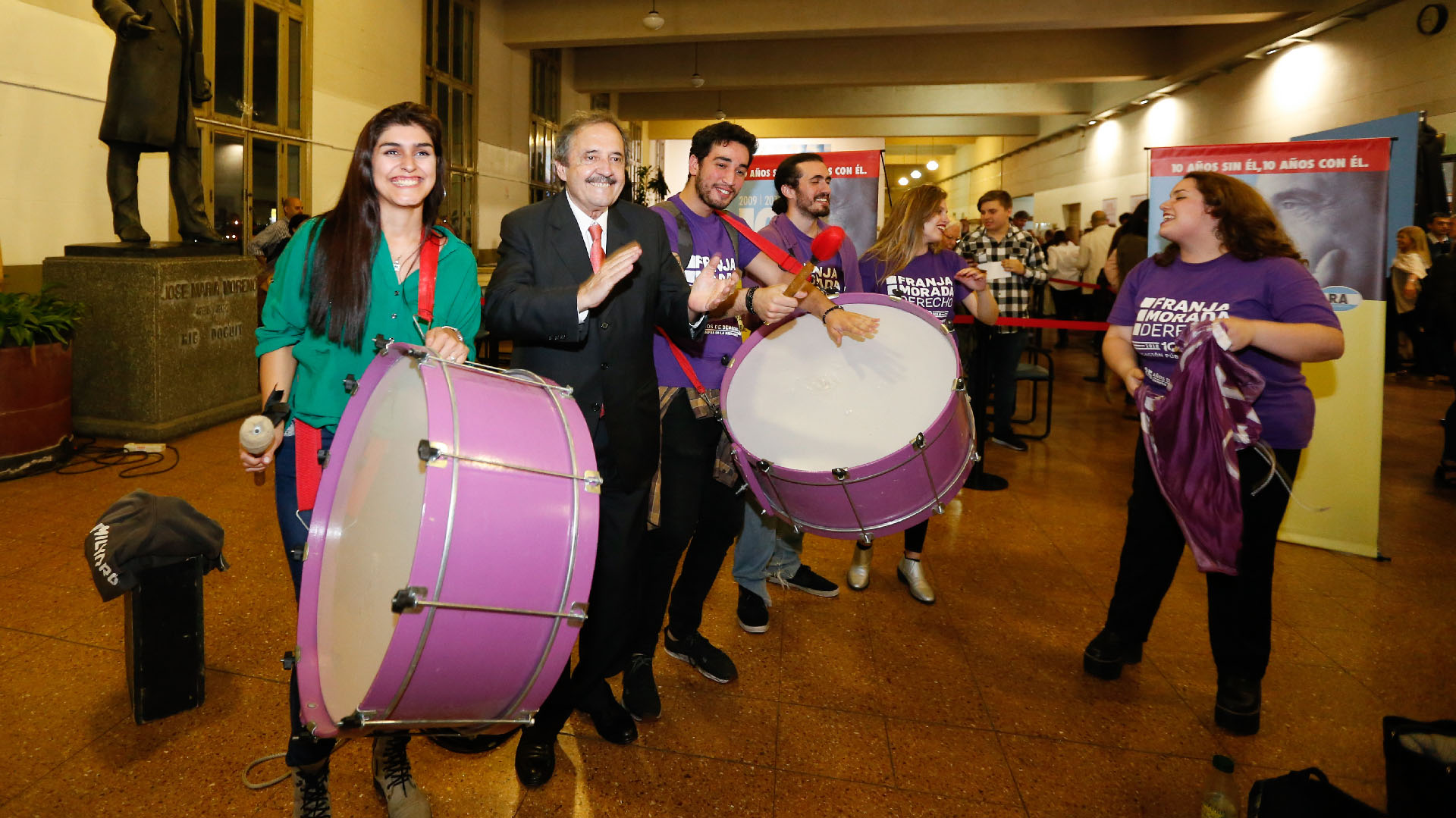 Ricardo Alfonsín y militantes de Franja Morada