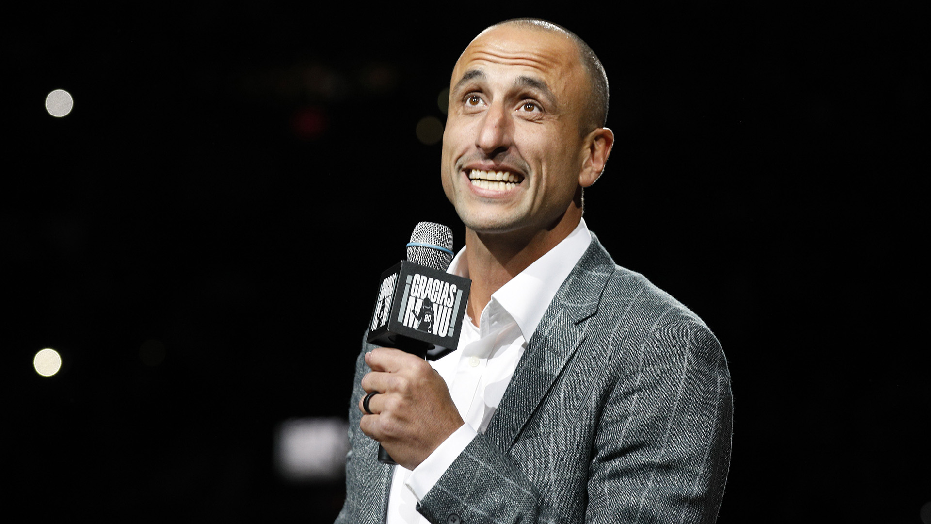 El ex jugador de los San Antonio Spurs, Manu Ginóbili, se dirige a la multitud durante su ceremonia de retiro en el AT&T Center