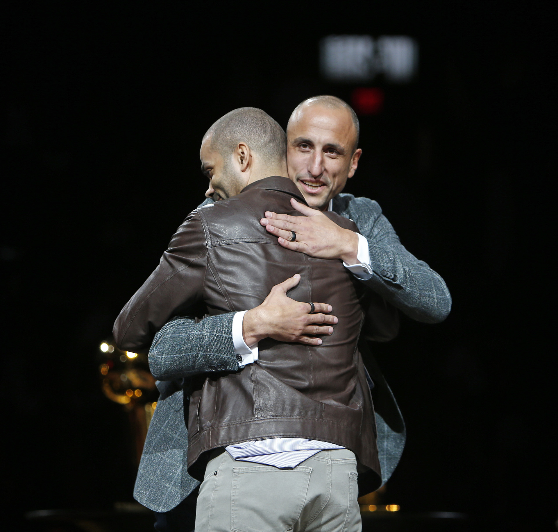 Manu Ginobili abraza al ex compañero de equipo Tony Parker durante su fiesta homenaje en AT&T Center en San Antonio