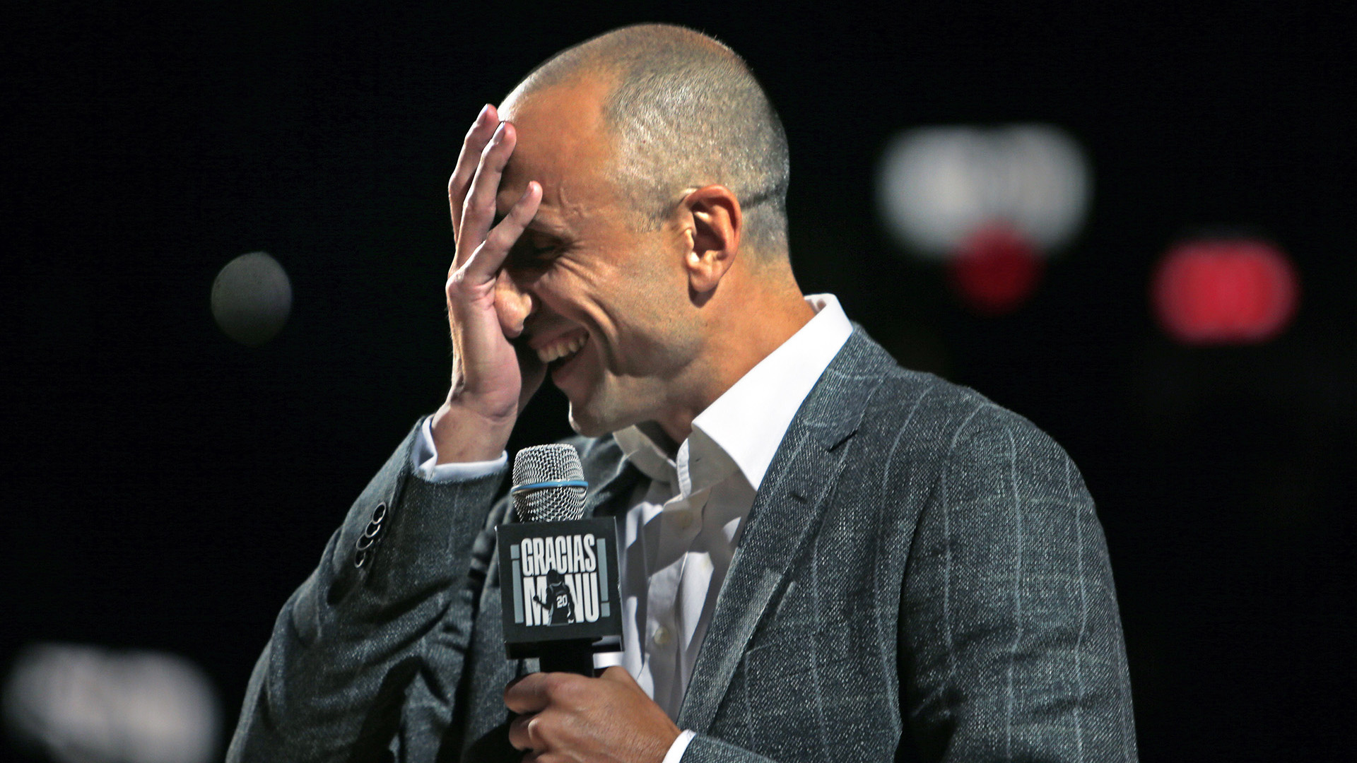 Manu Ginóbili reacciona cuando habla del entrenador Gregg Popovich de los San Antonio Spurs en AT&T Center de San Antonio