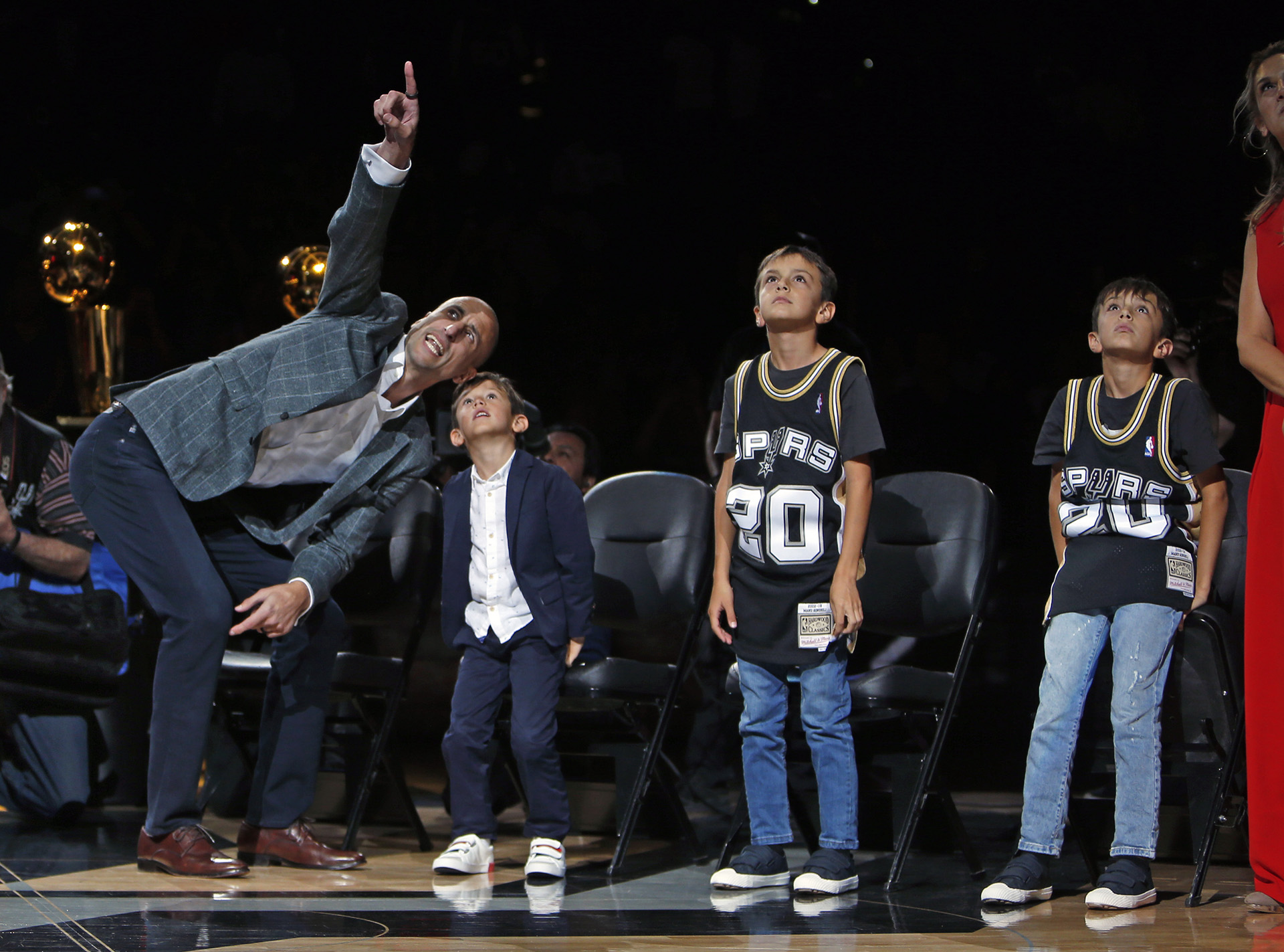 Manu Ginóbili ayuda a sus hijos a ver cómo su número llega a las vigas del AT&T Center en San Antonio