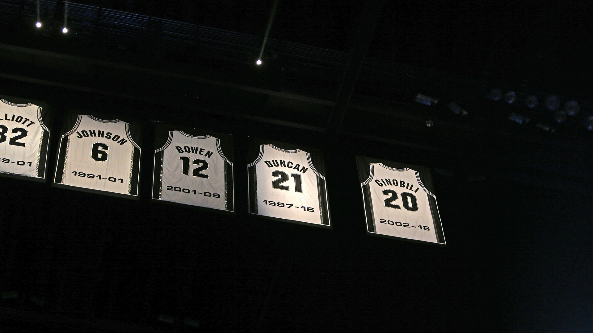 El número de Manu Ginóbili se retiró en el AT&T Center en San Antonio