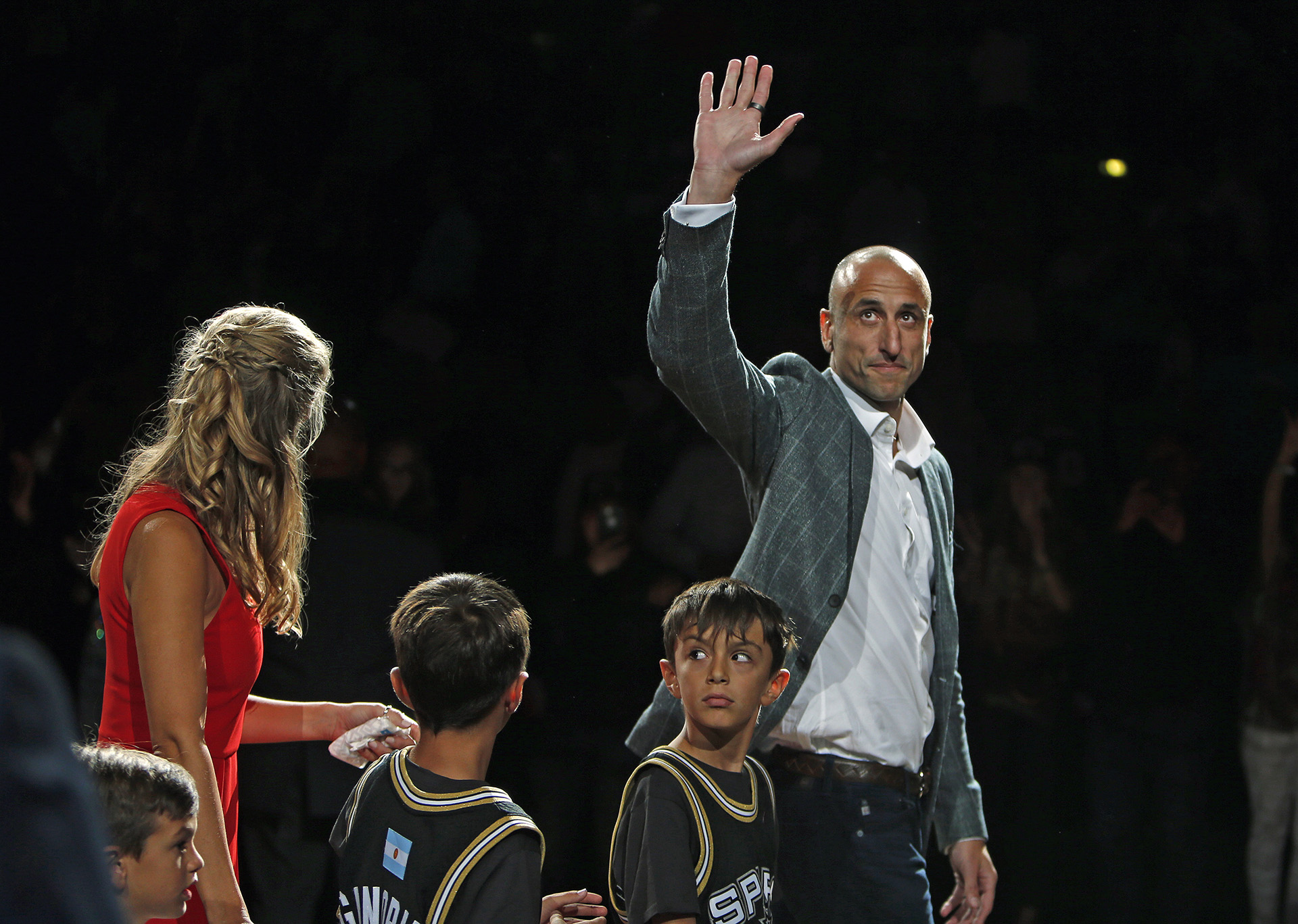 Manu Ginóbili se despide de los fanáticos de San Antonio Spurs después de su fiesta homenaje en el AT&T Center en San Antonio