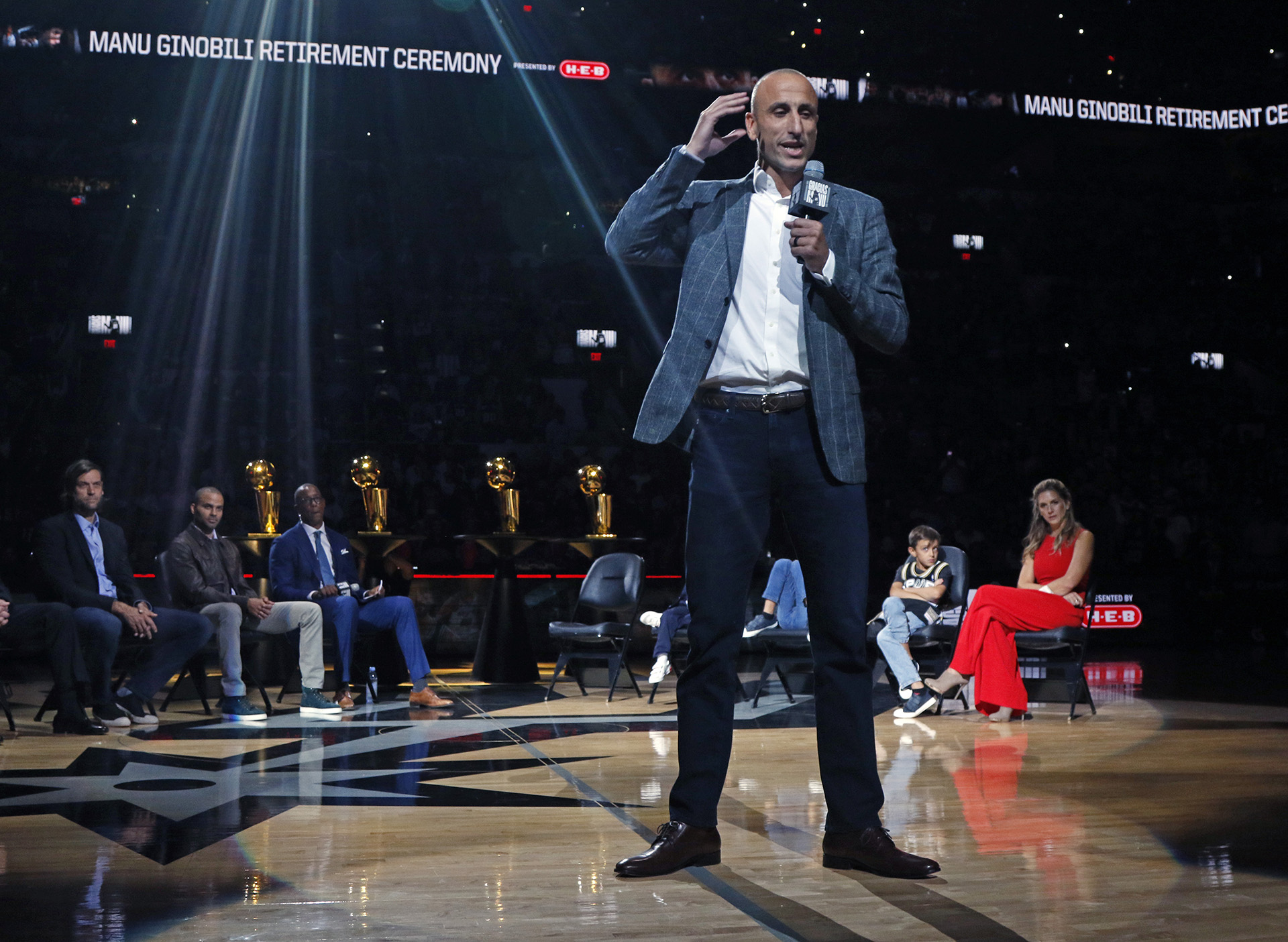 Manu Ginobili habla sobre su carrera en San Antonio durante su fiesta de homenaje en el AT&T Center en San Antonio