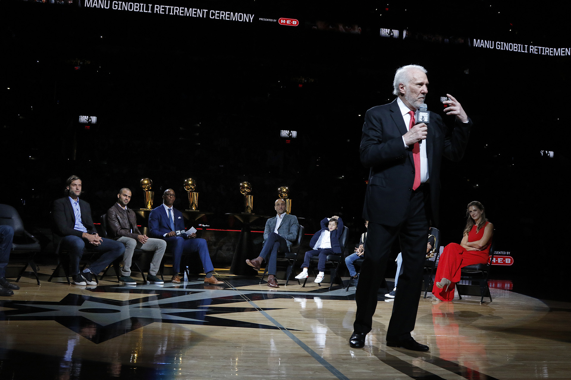 El entrenador Gregg Popovich de los San Antonio Spurs habla sobre Manu Ginobili en el AT&T Center en el día del homenaje al bahiense