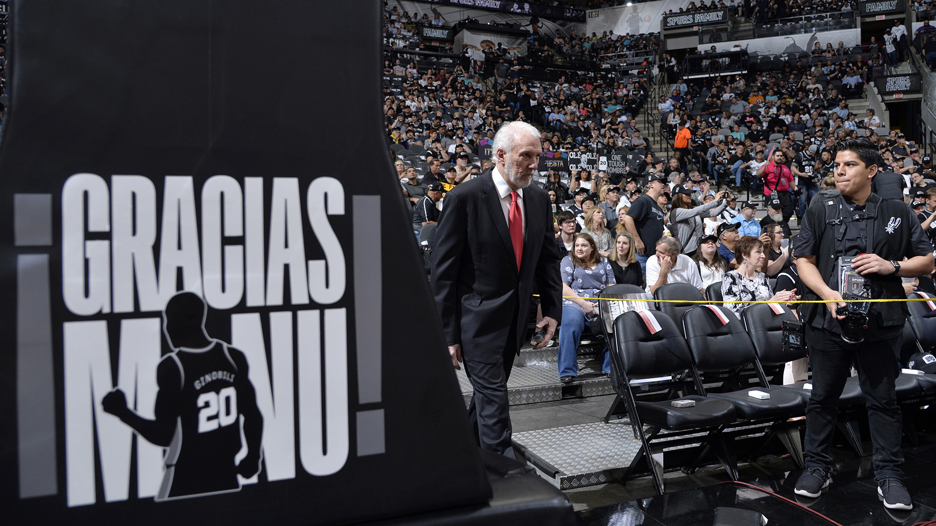 El entrenador en jefe Gregg Popovich de los San Antonio Spurs ingresa a la cancha antes del juego contra los Cleveland Cavaliers en el AT&T Center en San Antonio