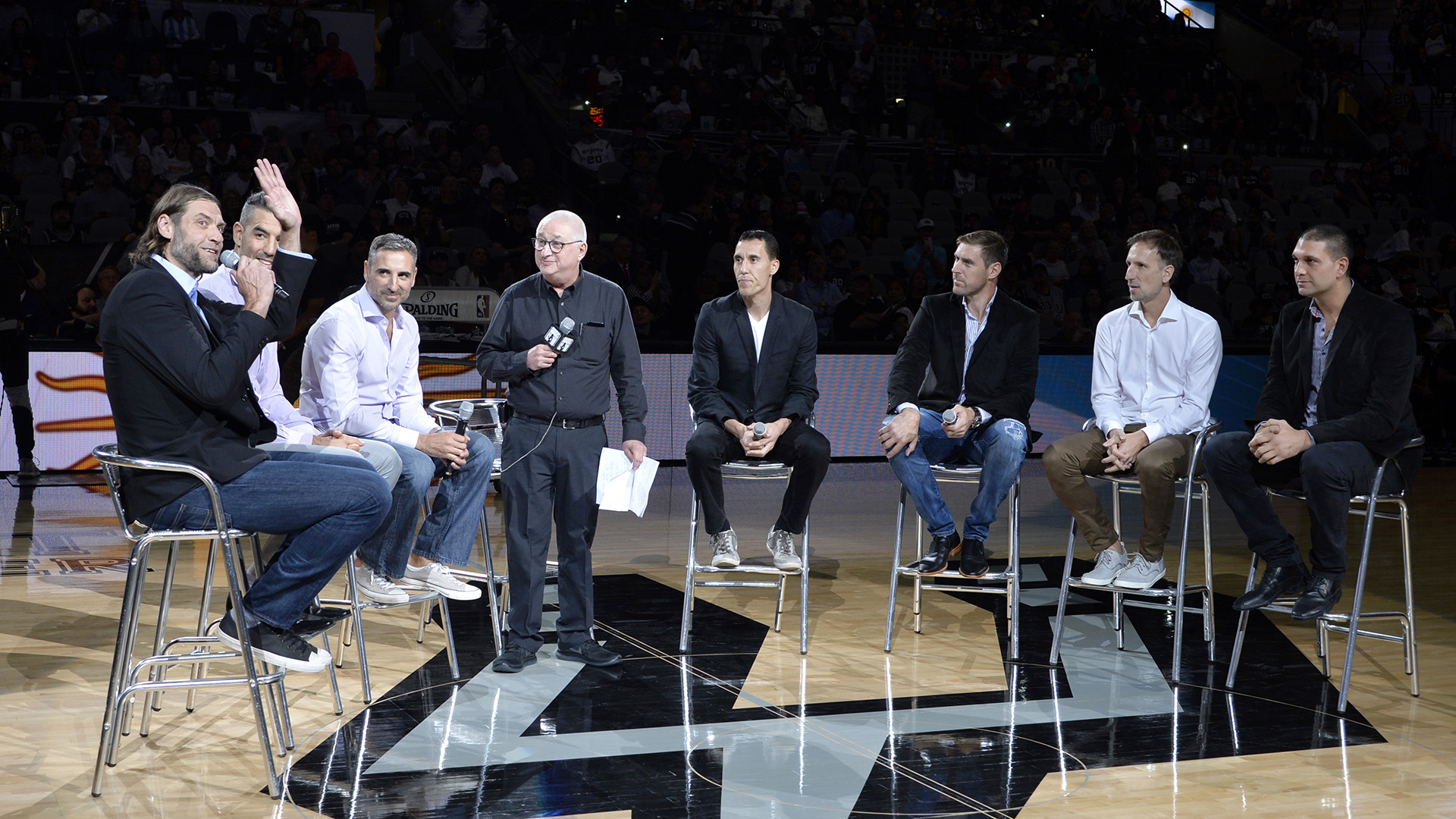 Siete miembros de la Generación Dorada de Argentina celebran una mesa redonda en la cancha central en honor a Manu Ginobili en el AT&T Center en San Antonio