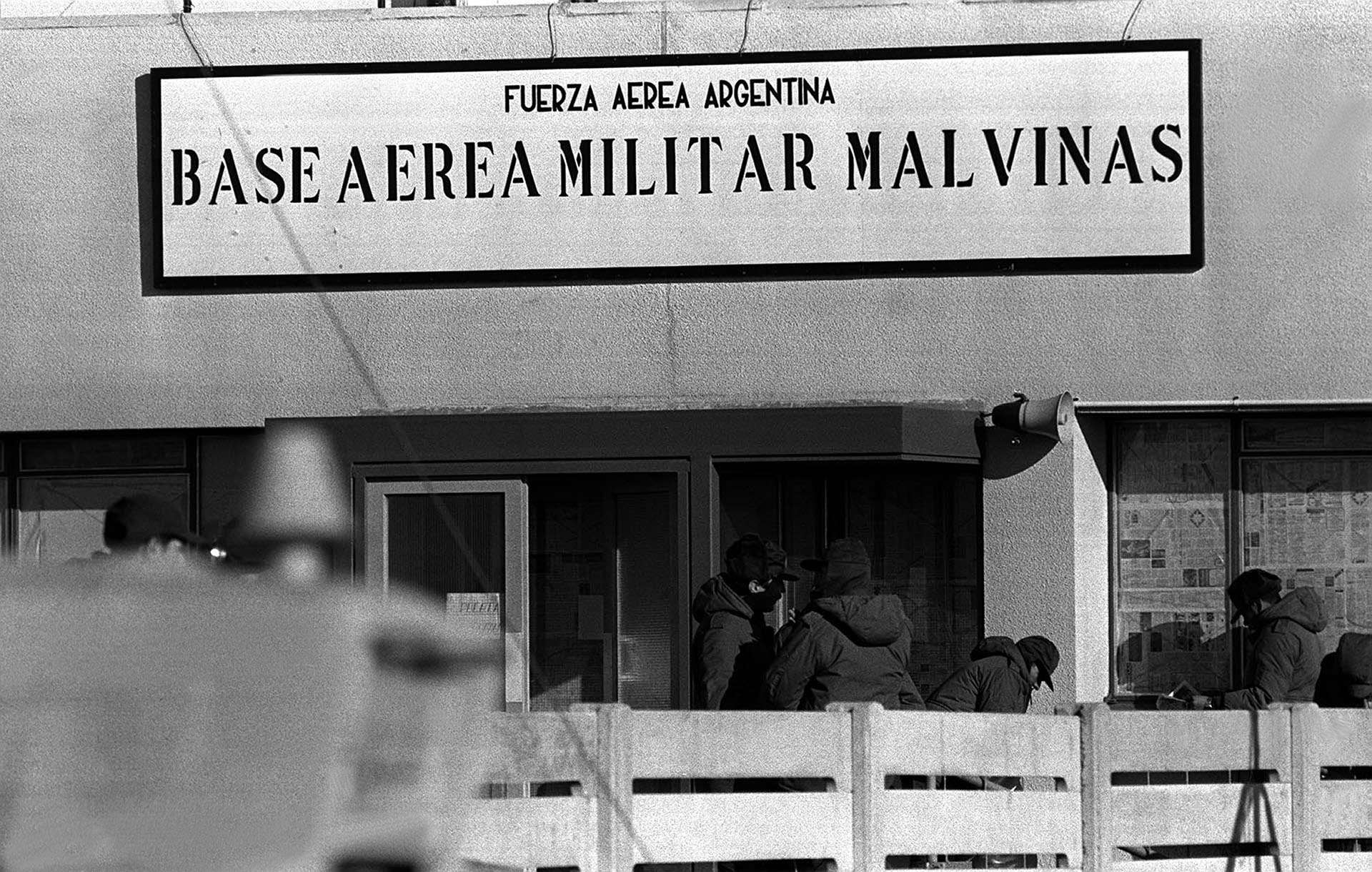 El cartel es claro y visible, para que no queden dudas. Desde la Base Militar Malvinas, los pilotos de la Fuerza Aérea y de la Aviación Naval serán guiados al combate (Foto: Telam).