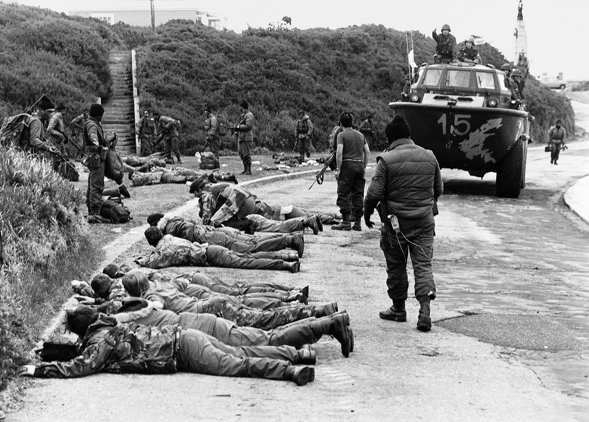 Se concretó la Operación Rosario. El 2 de abril las tropas argentinas recuperaron las islas Malvinas. Los soldados ingleses son requisados y mantenidos cuerpo a tierra. Esta fue una de las imagen que socavaron el orgullo británico (Foto: Rafael Wollmann).