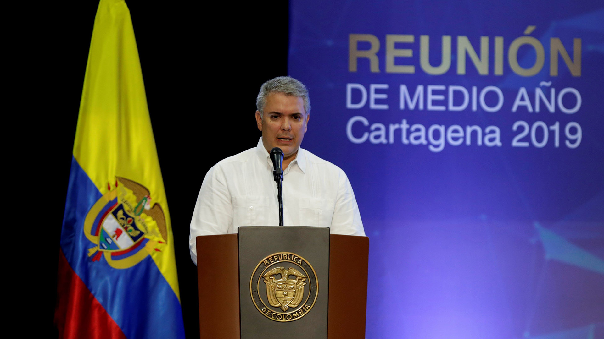 El presidente de Colombia, Iván Duque, habla este viernes durante la apertura oficial de la Reunión de Medio Año de la Sociedad Interamericana de Prensa (SIP) en Cartagena (Colombia). (EFE)