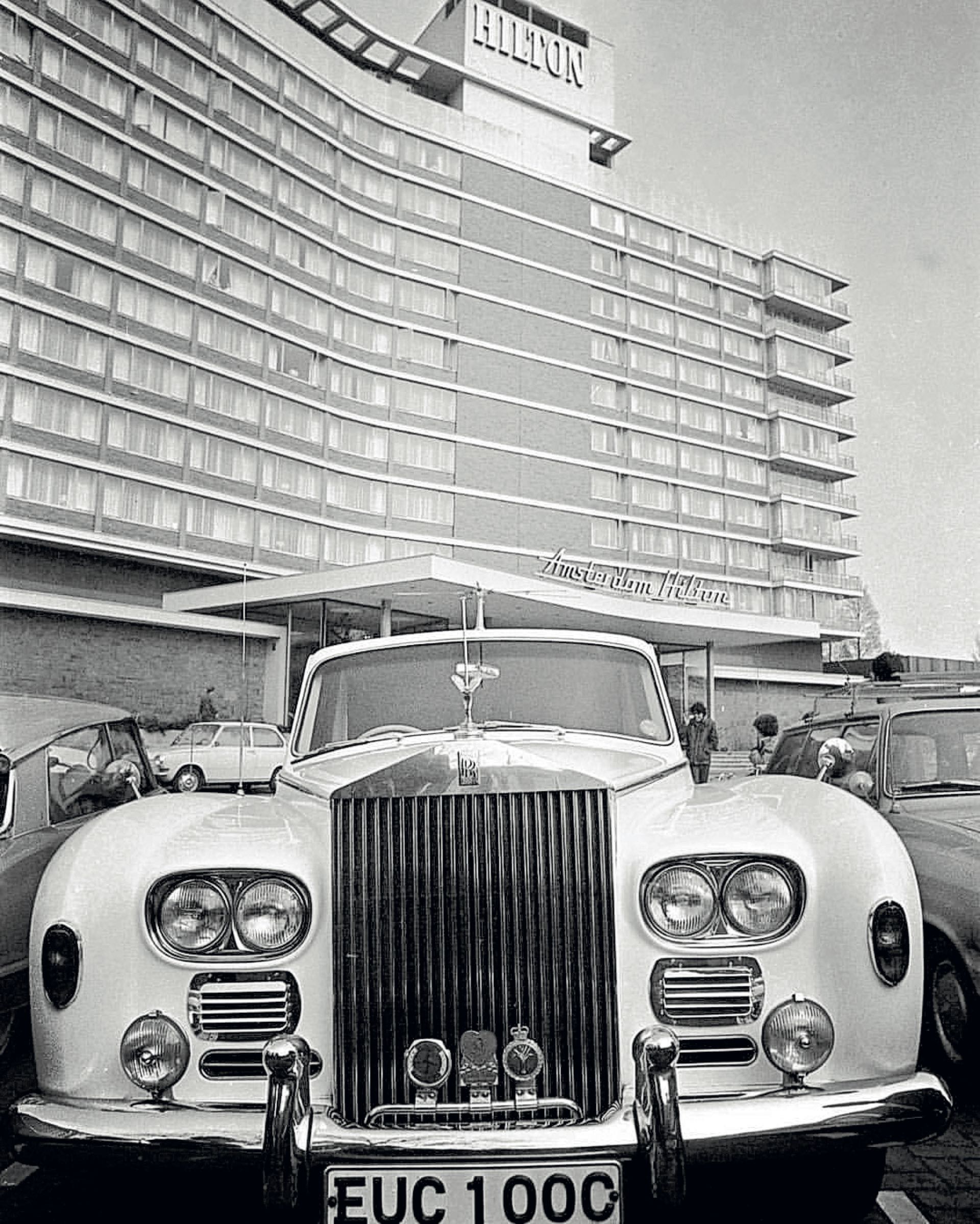 Arribaron a Apollolaan 138, en Oud-Zuid, dentro de un Rolls Royce blanco.