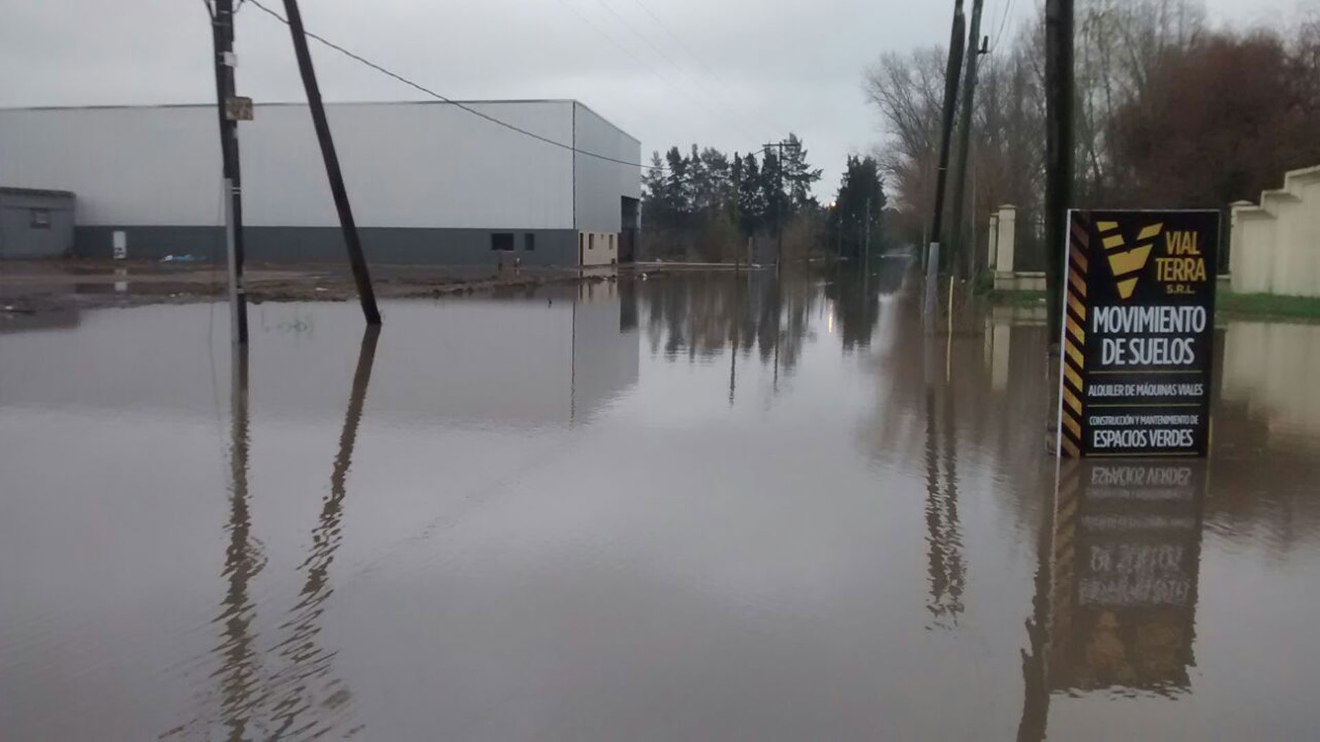 Cuando llueve, esta zona de pilar se inunda por completo