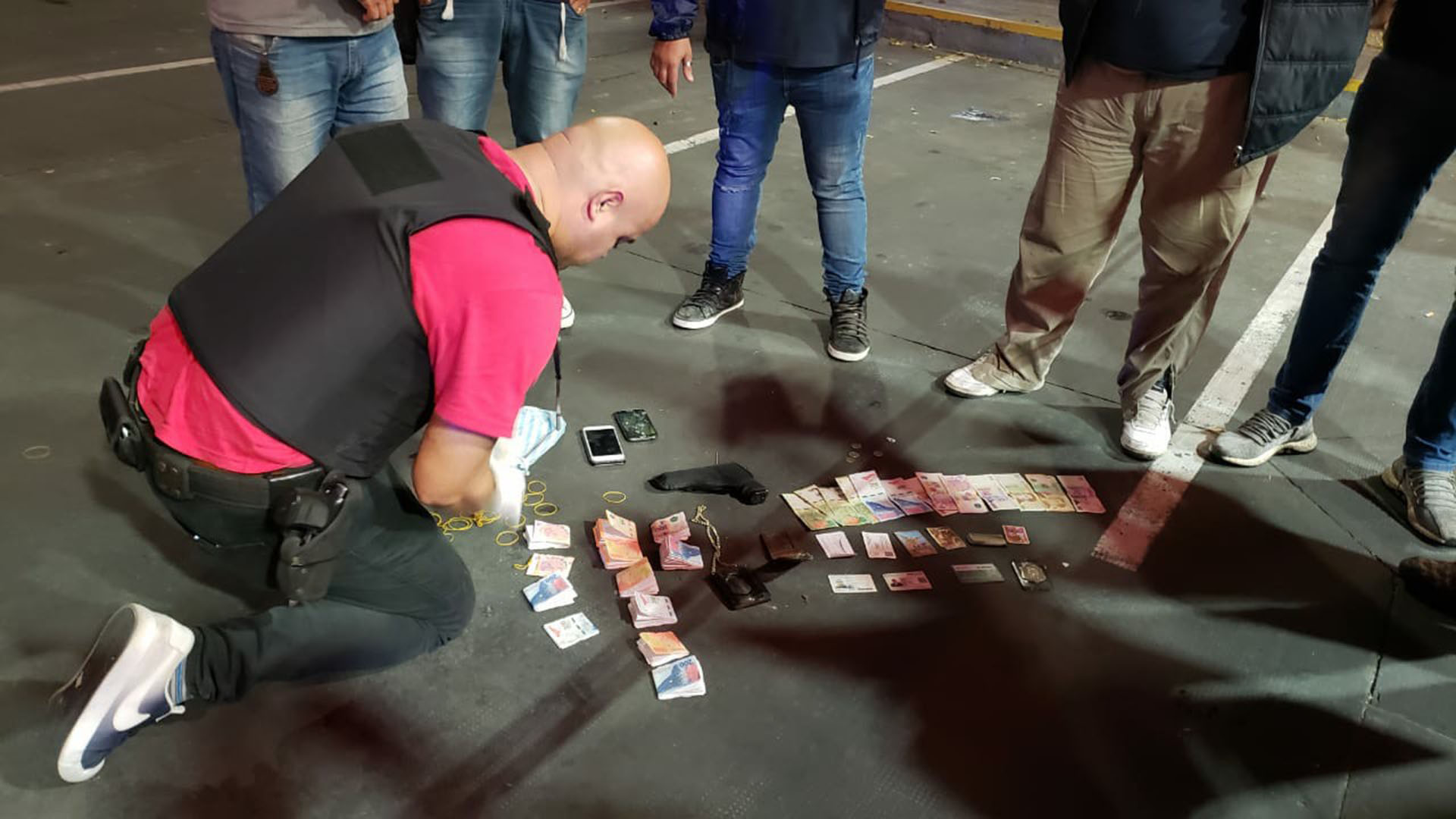 El dinero que estaba dentro de los sobres.