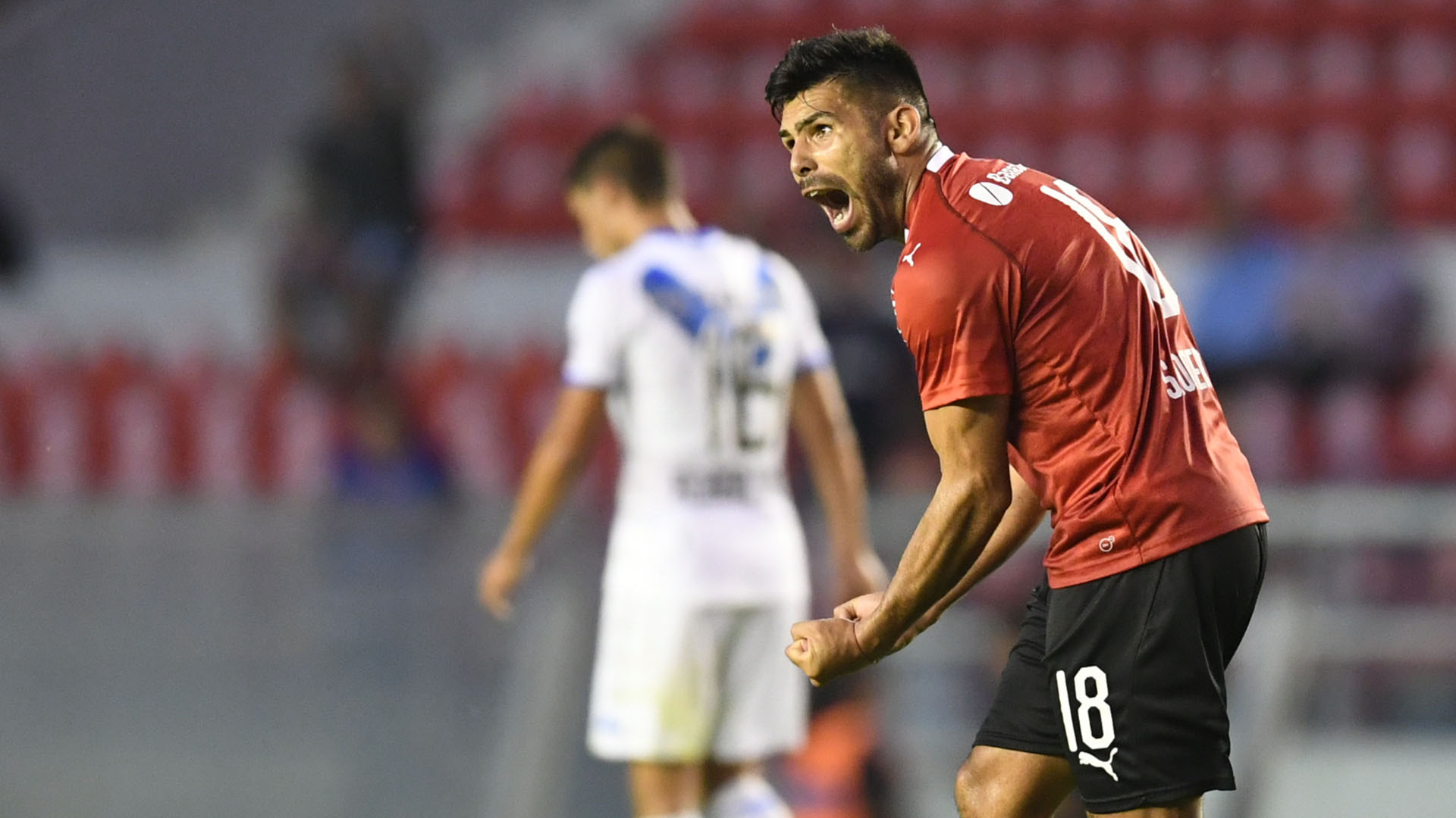Romero festeja uno de los goles de Independiente en el triunfo ante Vélez (Télam)