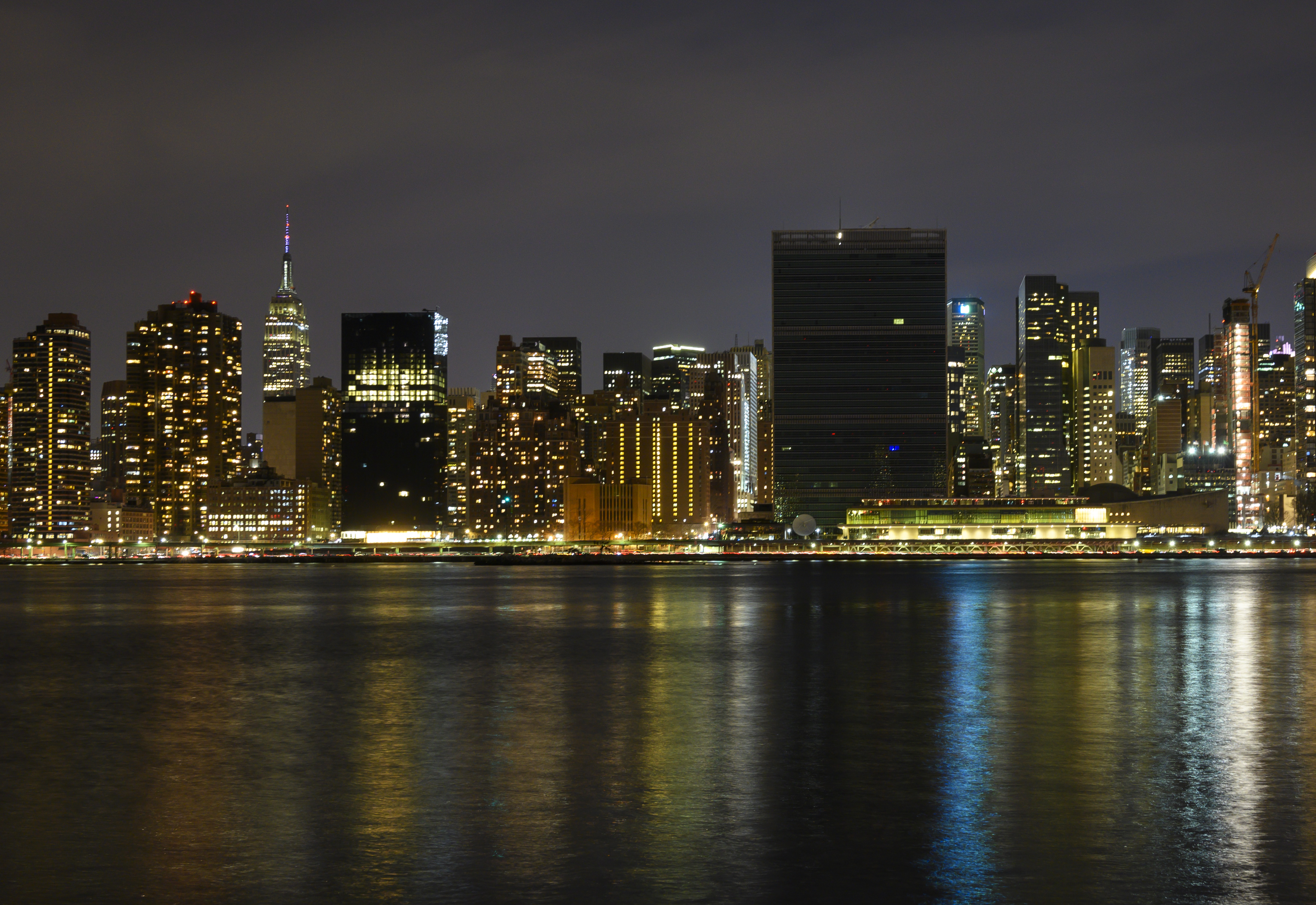 Foto panorámica de Manhattan, con el edificio de las Naciones Unidas y el Empire State sin iluminación
